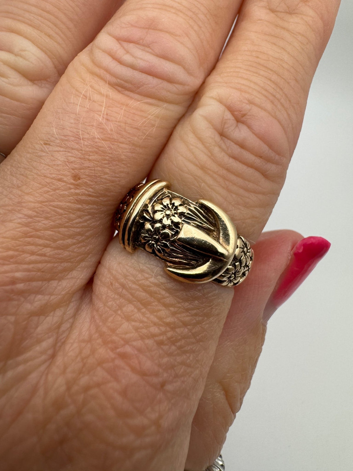 Vintage 9ct Gold Engraved Buckle Ring Size O London 1968