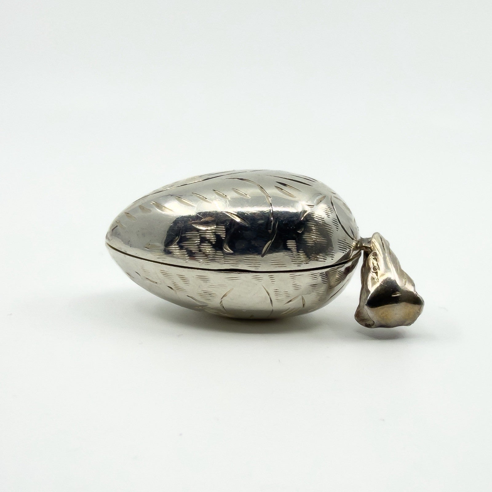 Chunky Vintage Sterling Silver Oval Foliate Engraved Photo Locket 925 (1996)
