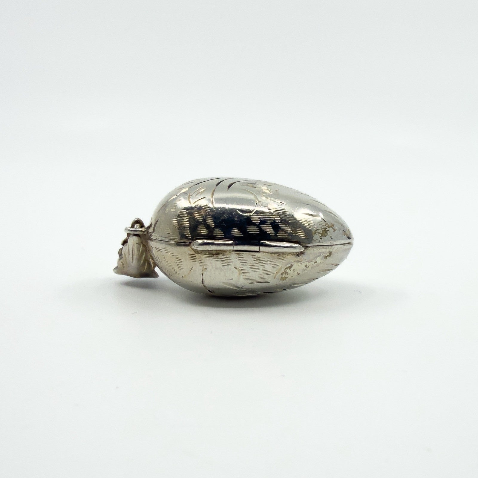 Chunky Vintage Sterling Silver Oval Foliate Engraved Photo Locket 925 (1996)