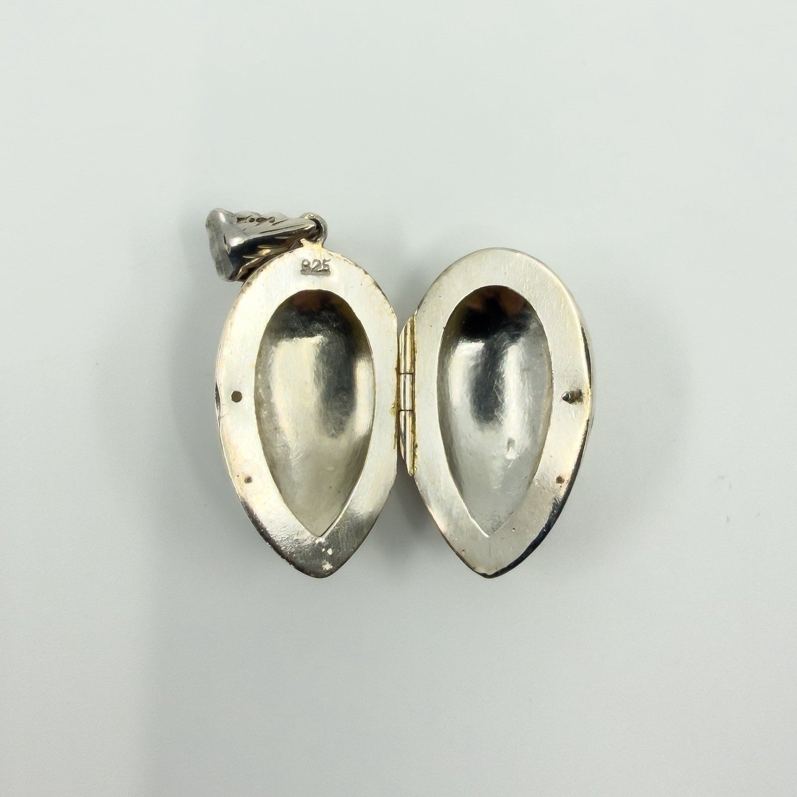 Chunky Vintage Sterling Silver Oval Foliate Engraved Photo Locket 925 (1996)