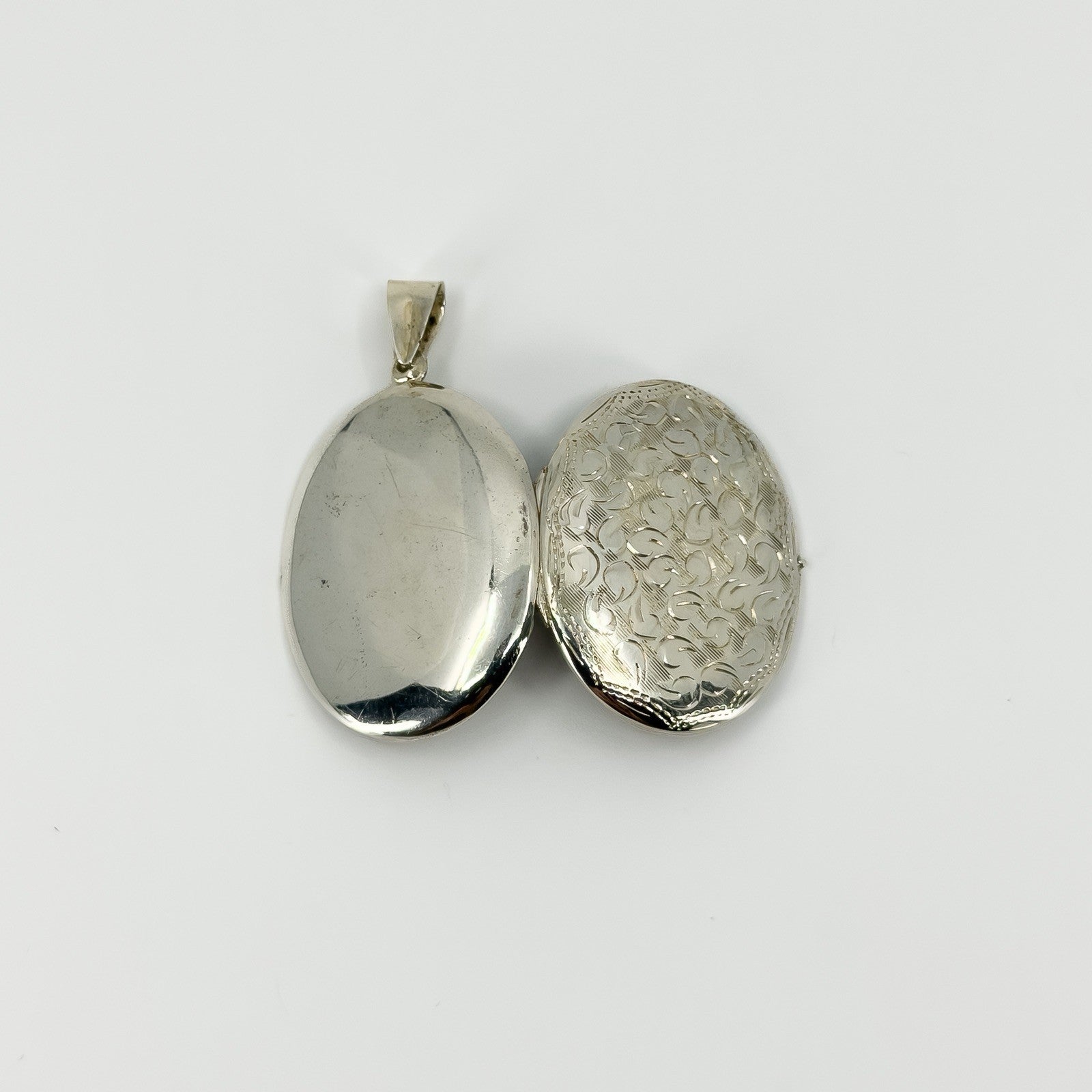 Vintage Sterling Silver Oval Foliate Engraved Locket 925