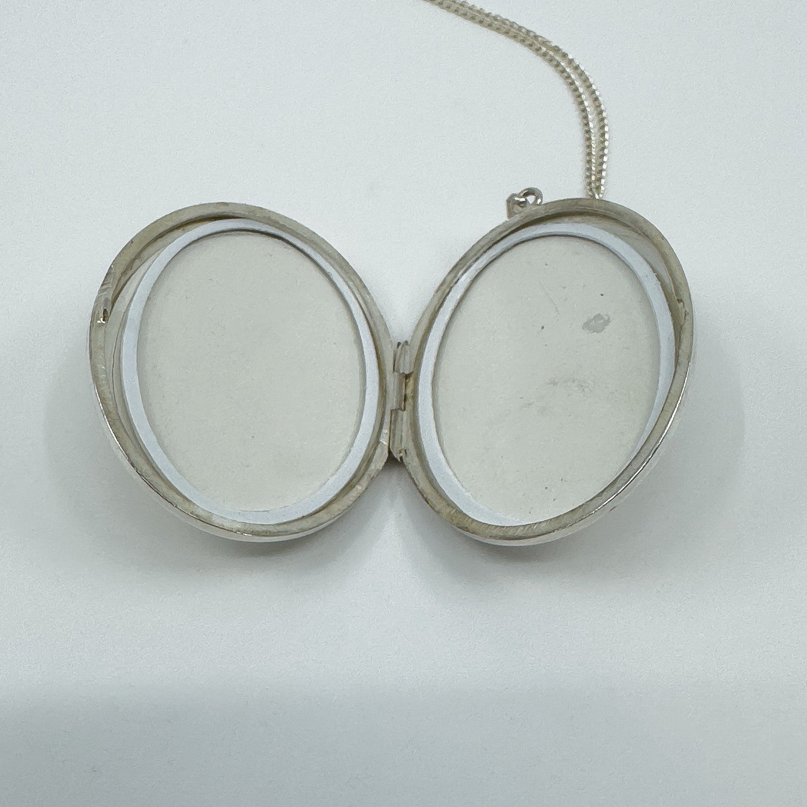 Vintage Sterling Silver Oval Engraved Photo Locket & 20” Curb Chain Necklace 925