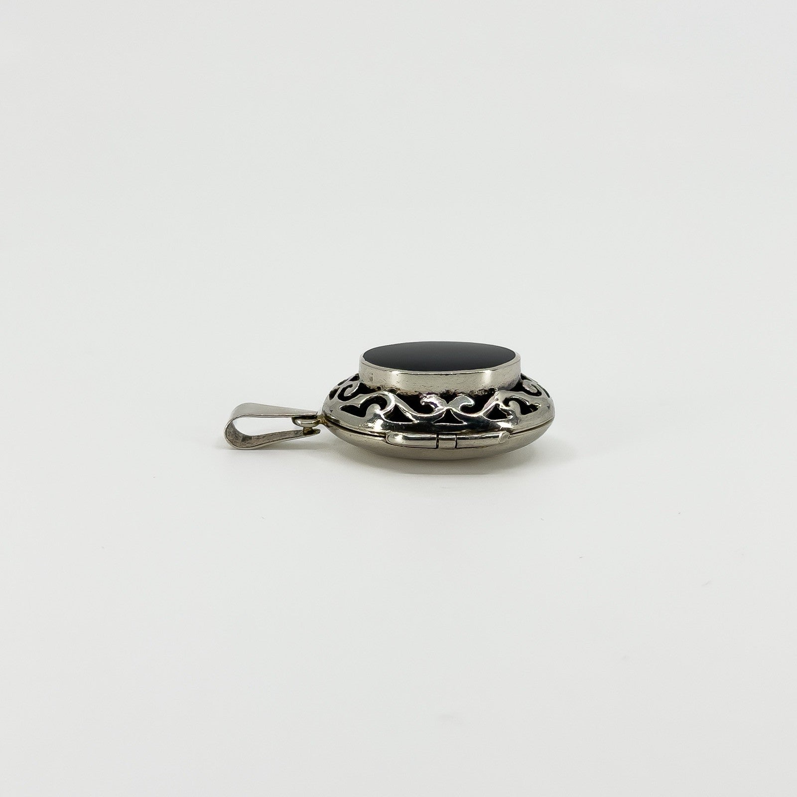 Chunky Vintage Sterling Silver Oval Black Onyx Engraved Locket 925
