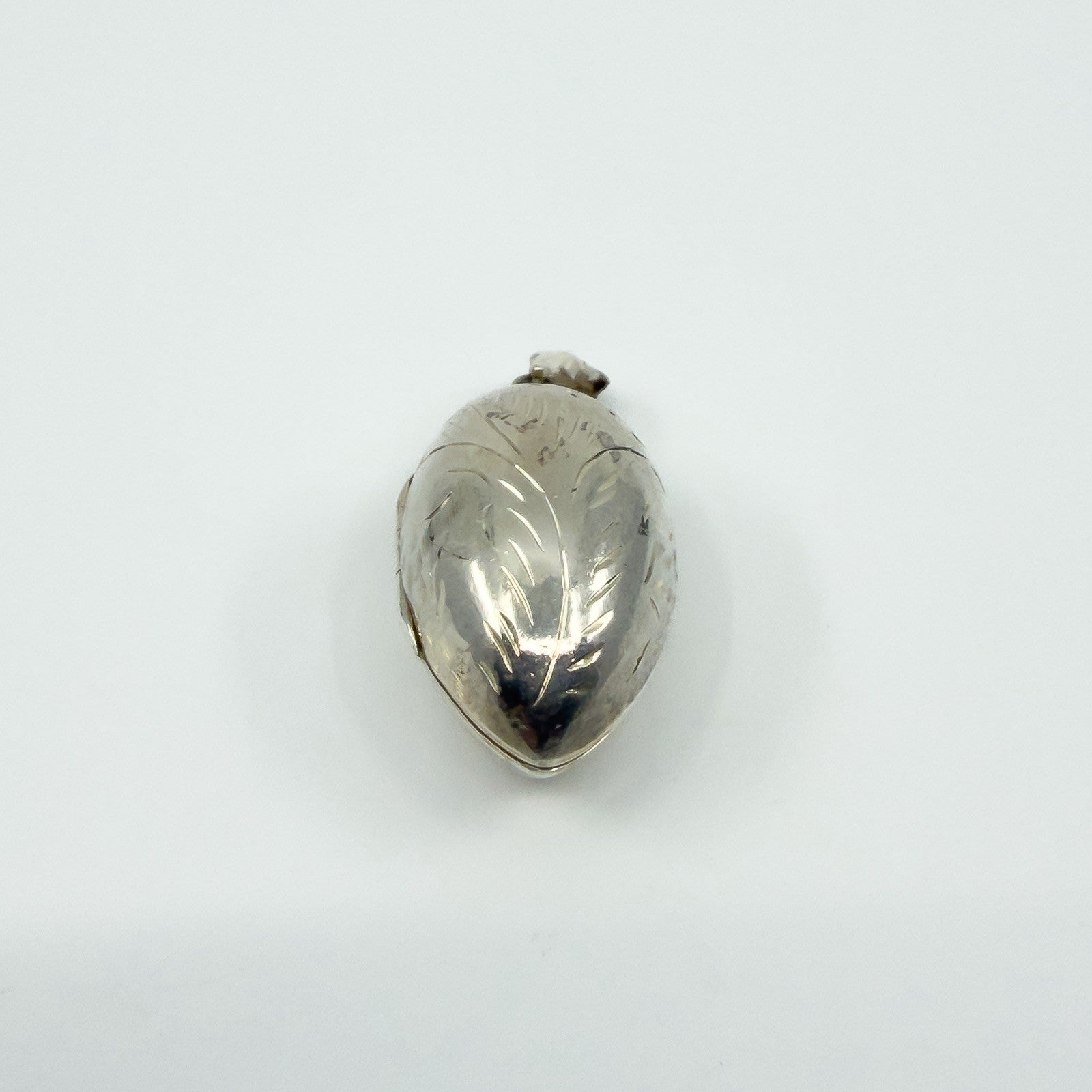 Chunky Vintage Sterling Silver Oval Foliate Engraved Photo Locket 925 (1996)