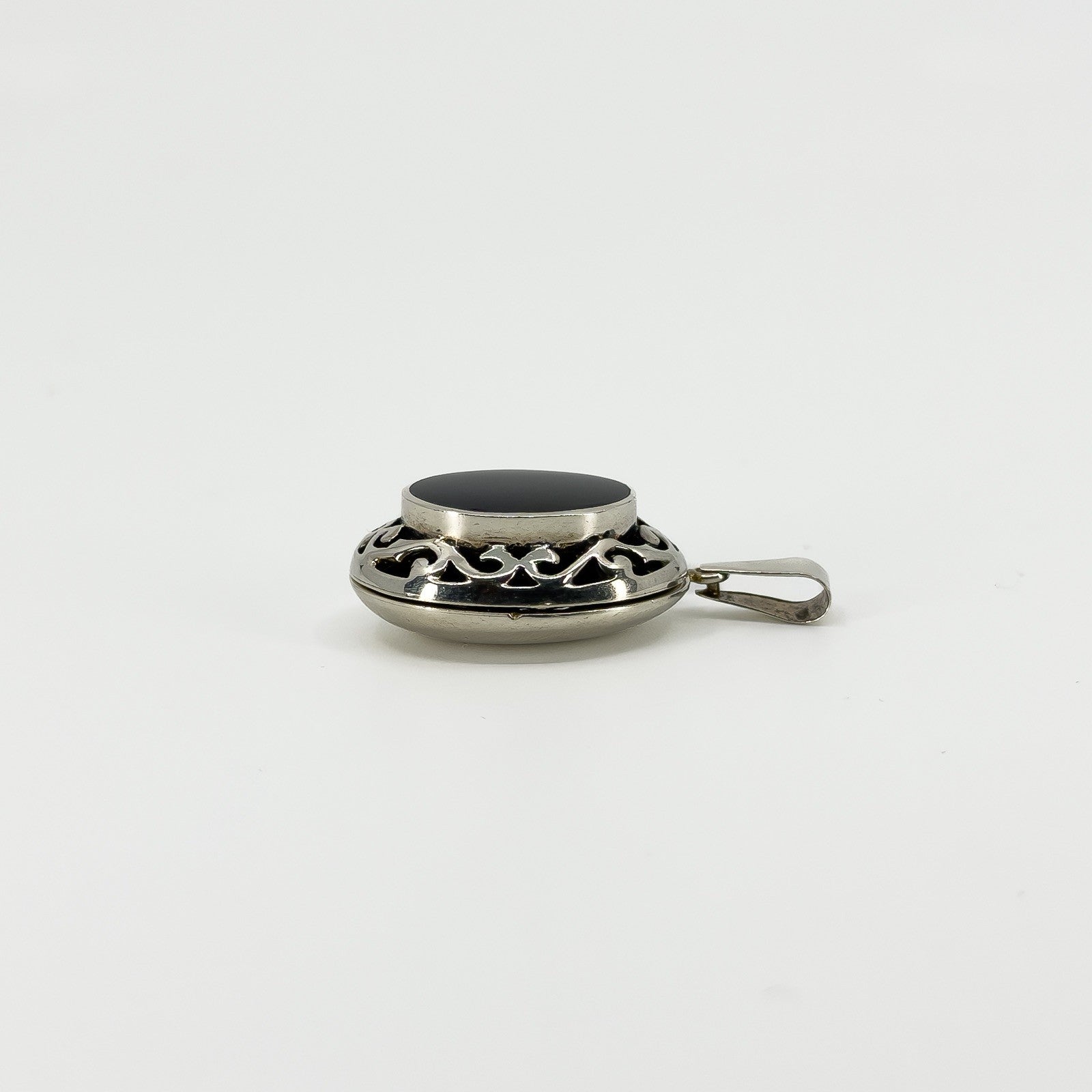 Chunky Vintage Sterling Silver Oval Black Onyx Engraved Locket 925