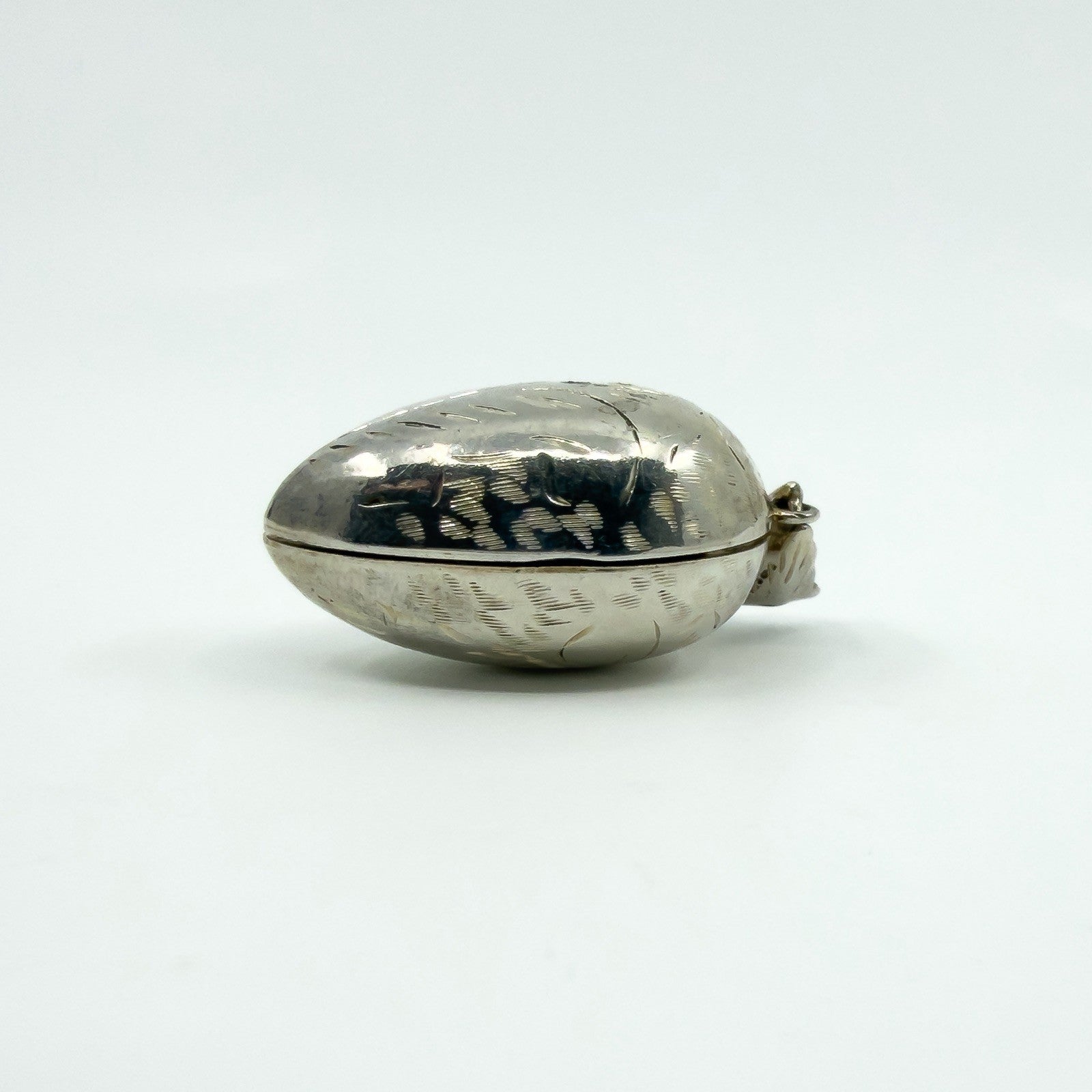 Chunky Vintage Sterling Silver Oval Foliate Engraved Photo Locket 925 (1996)