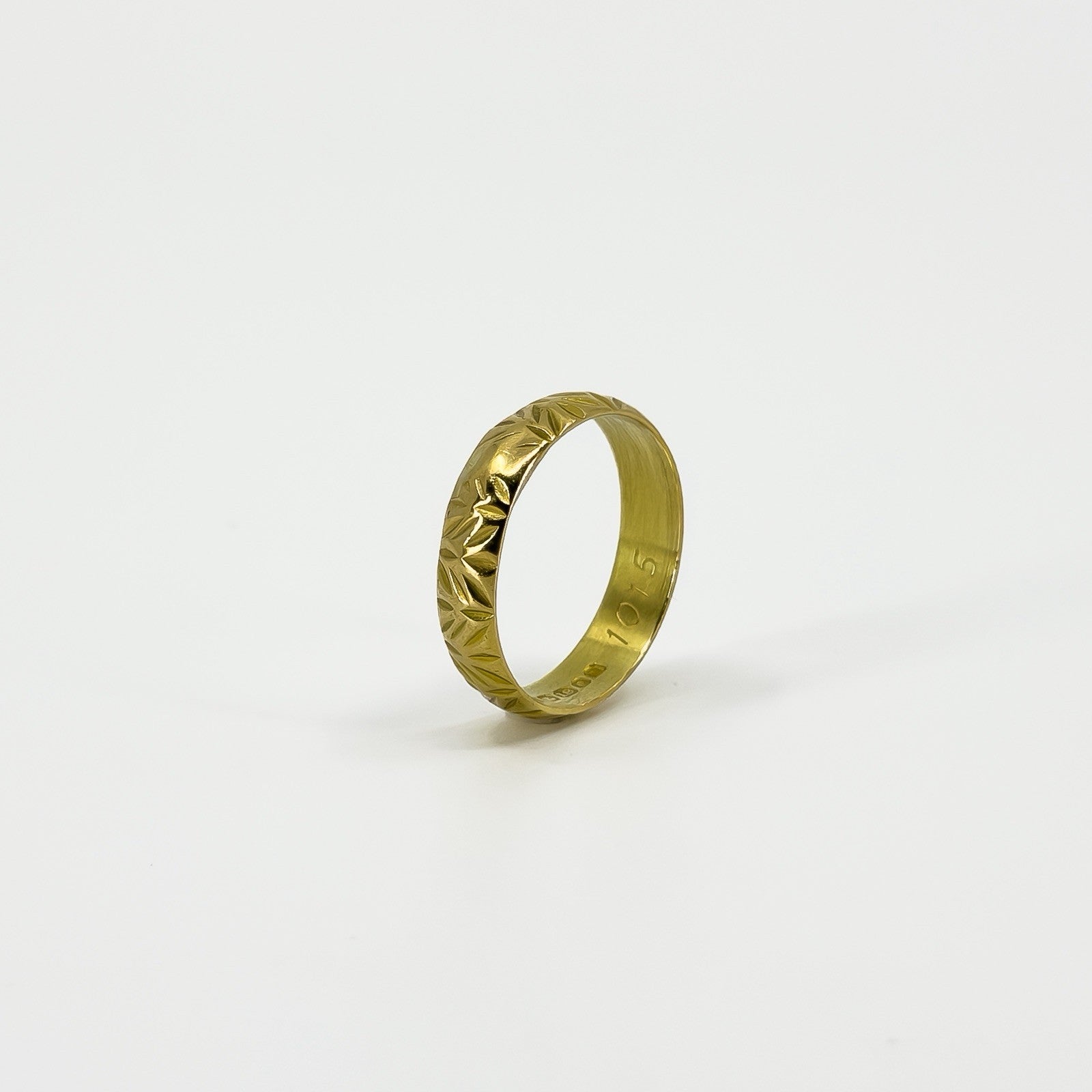 Vintage 18ct Gold Floral Leaf Engraved Full Band / Ring 750 Size N - O (1967)