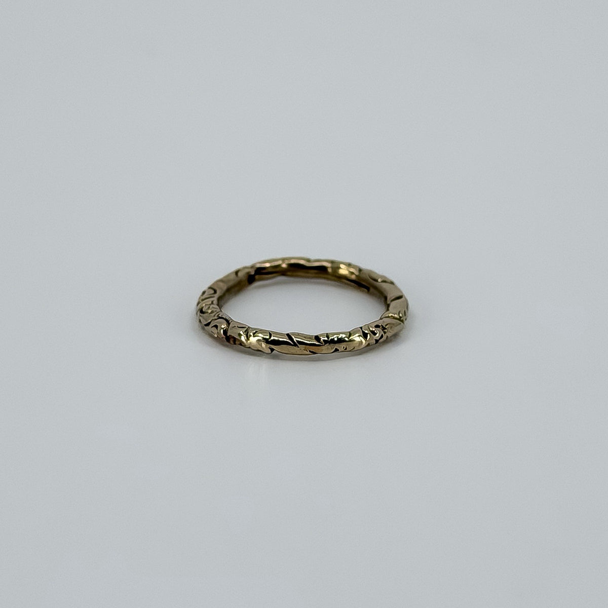 Small Antique 15.9mm Georgian 14ct Gold Engraved Chased Spilt Ring 585