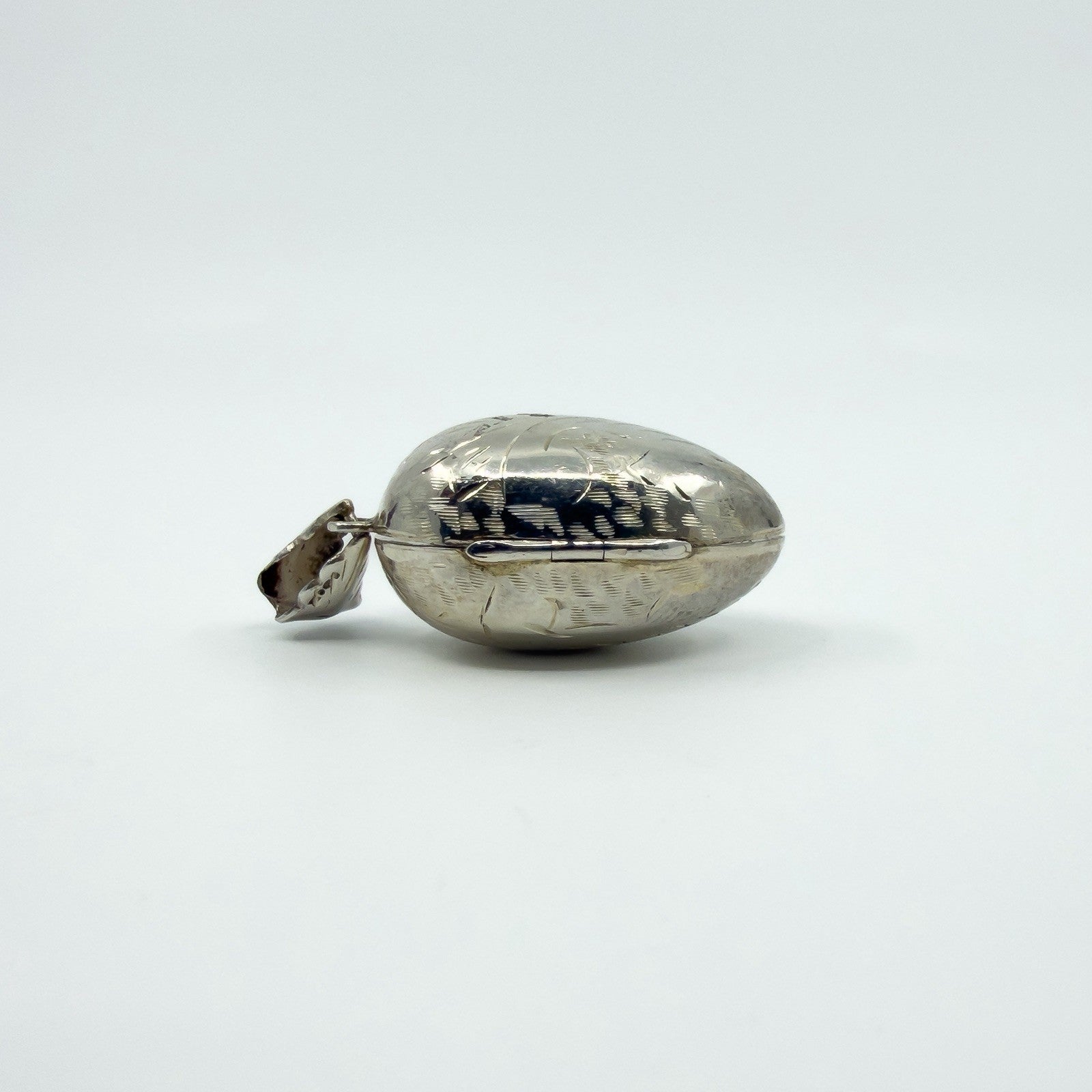 Chunky Vintage Sterling Silver Oval Foliate Engraved Photo Locket 925 (1996)