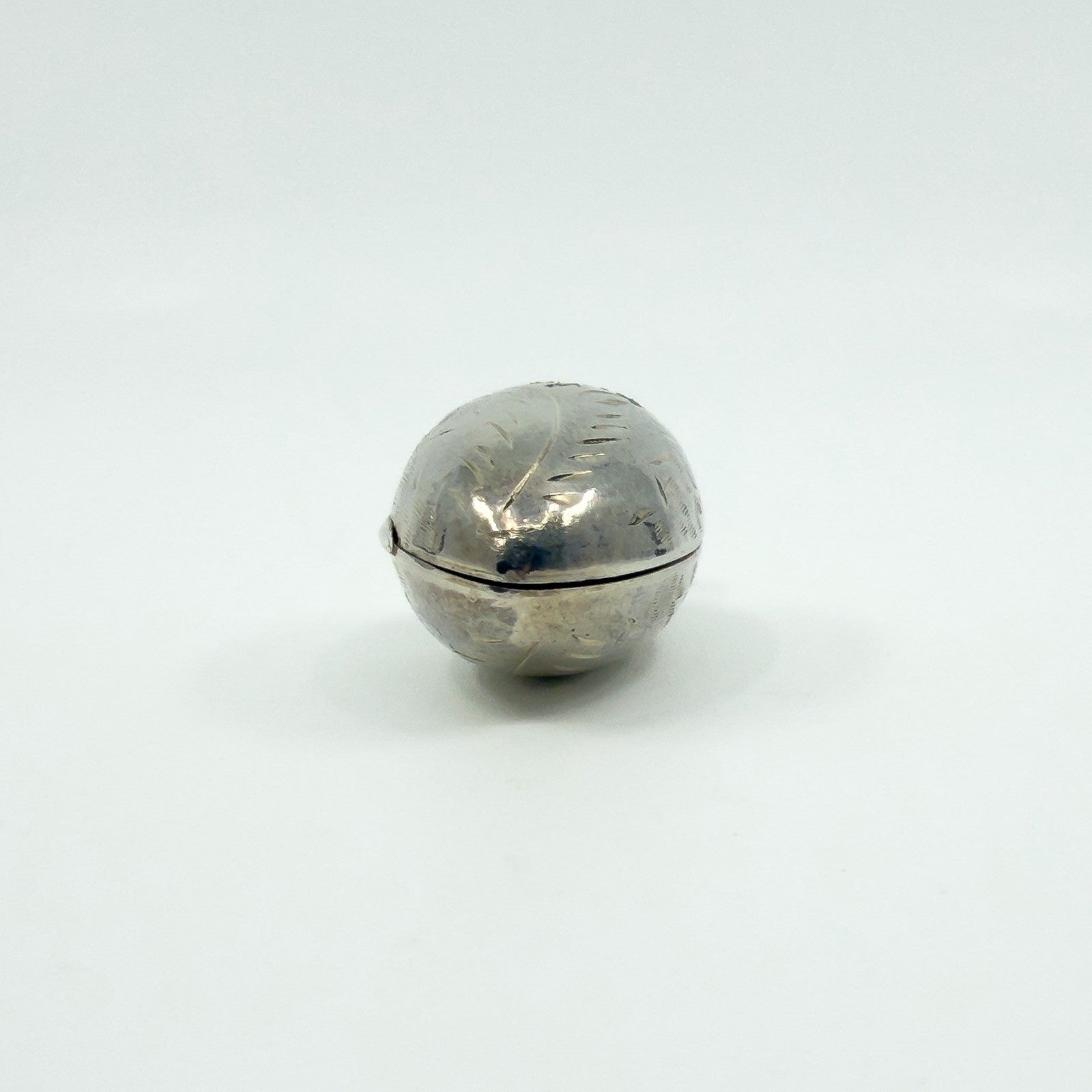 Chunky Vintage Sterling Silver Oval Foliate Engraved Photo Locket 925 (1996)