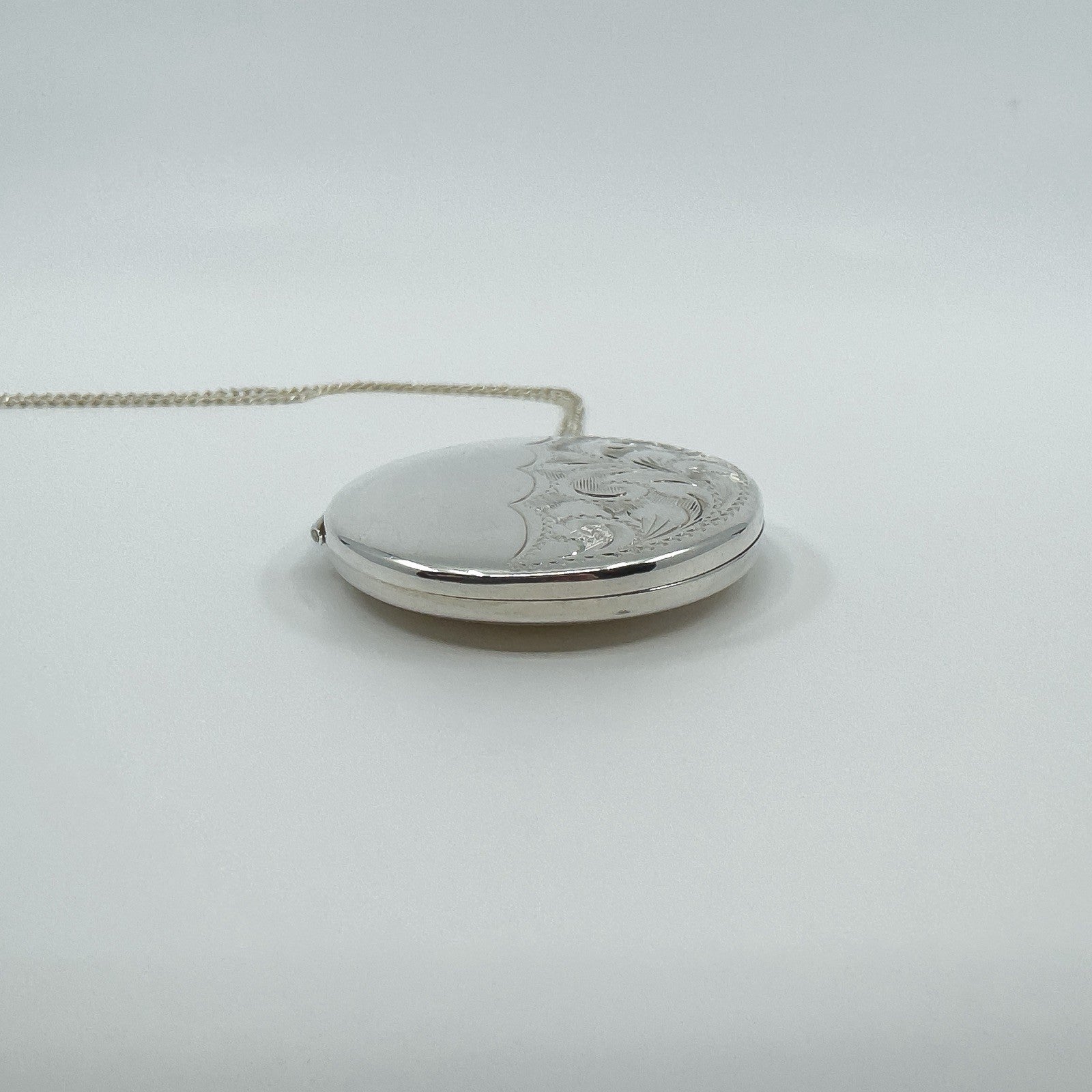Vintage Sterling Silver Oval Engraved Photo Locket & 20” Curb Chain Necklace 925