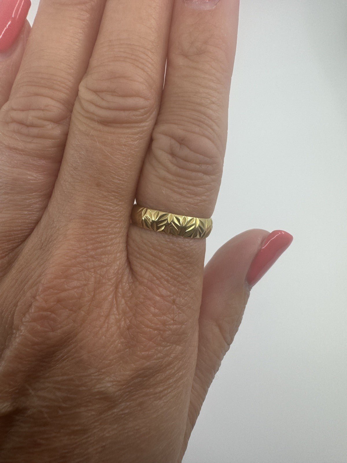 Vintage 18ct Gold Floral Leaf Engraved Full Band / Ring 750 Size N - O (1967)