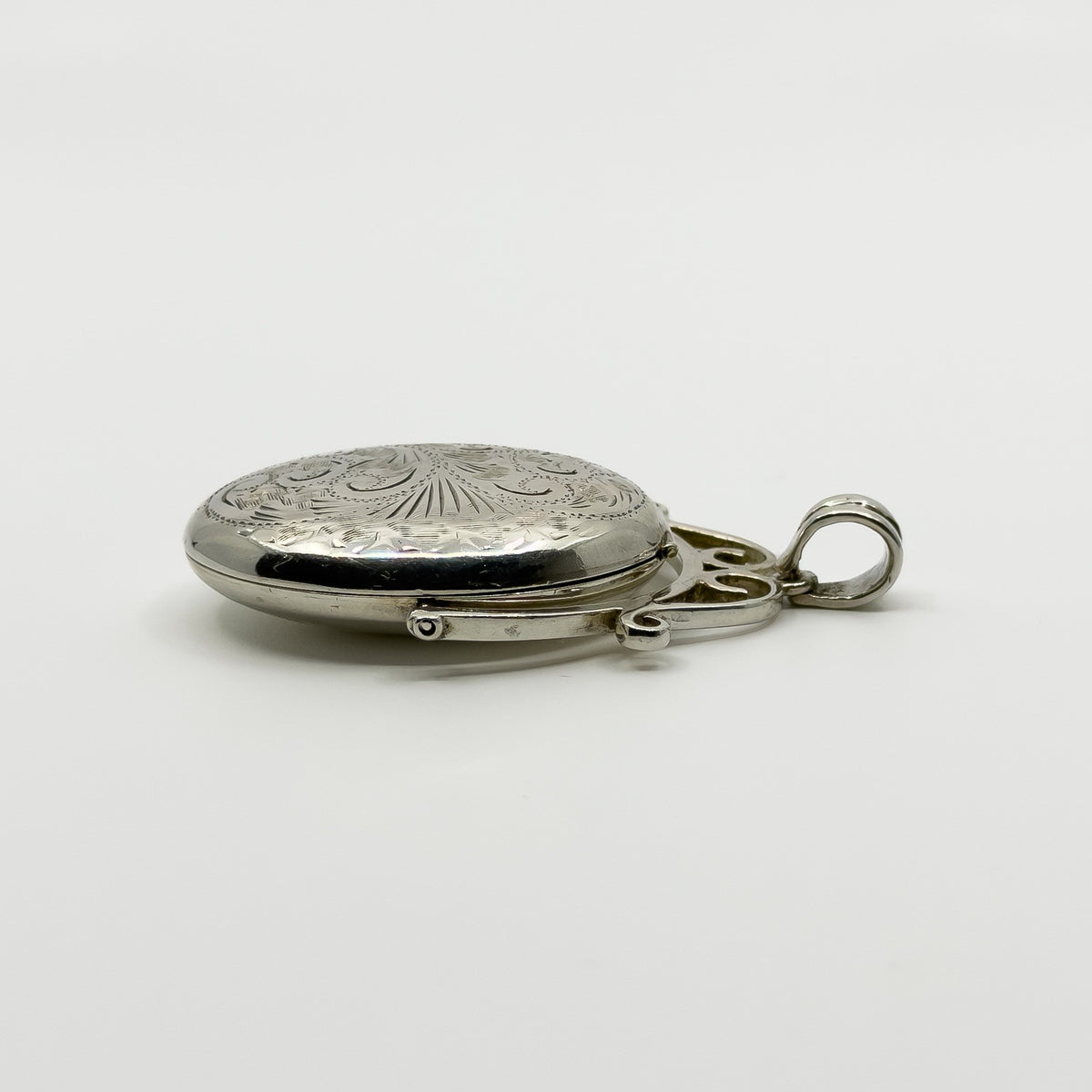 Vintage Sterling Silver Articulated Oval Foliate Engraved Locket 925 (Birm 1997)