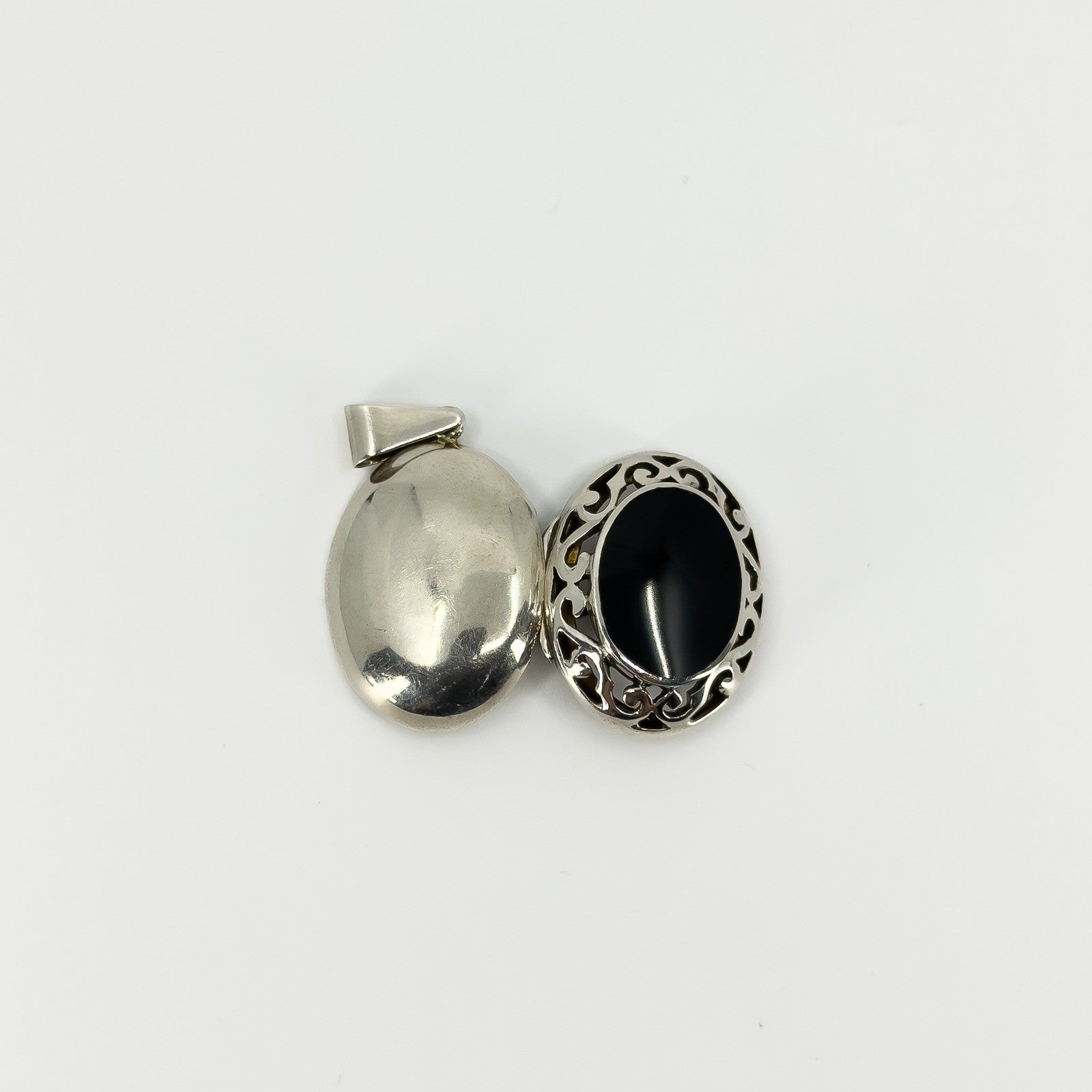 Chunky Vintage Sterling Silver Oval Black Onyx Engraved Locket 925
