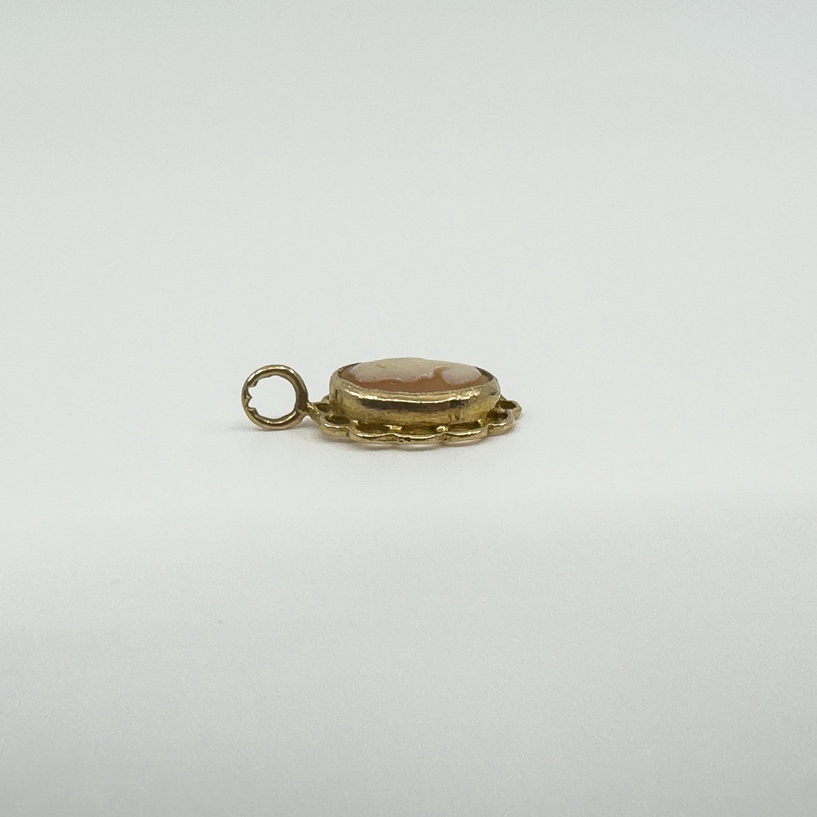 Vintage 9ct Gold Small Oval Carved Shell Cameo Pendant 375 (Left Facing)