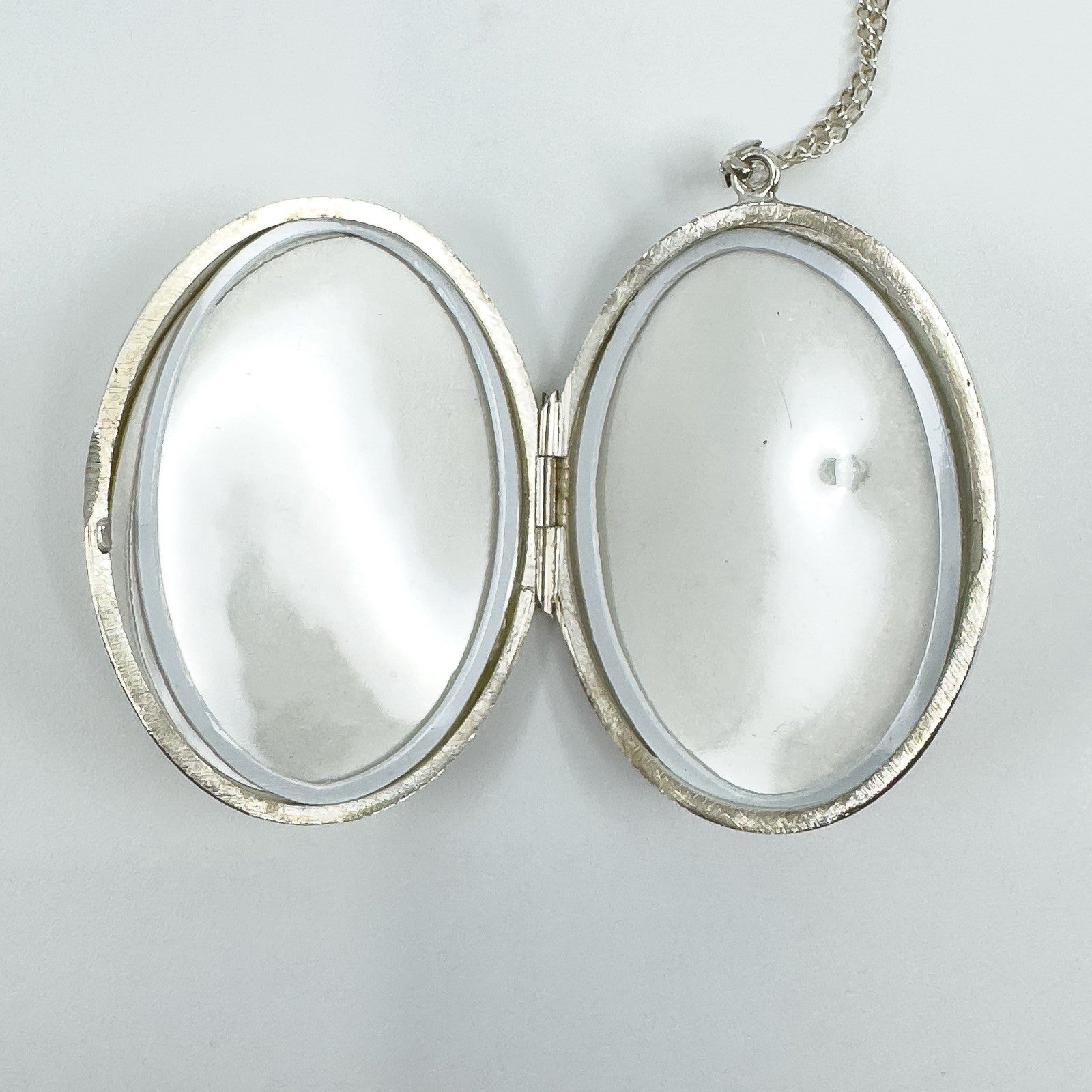 Vintage Sterling Silver Oval Engraved Photo Locket & 20” Curb Chain Necklace 925