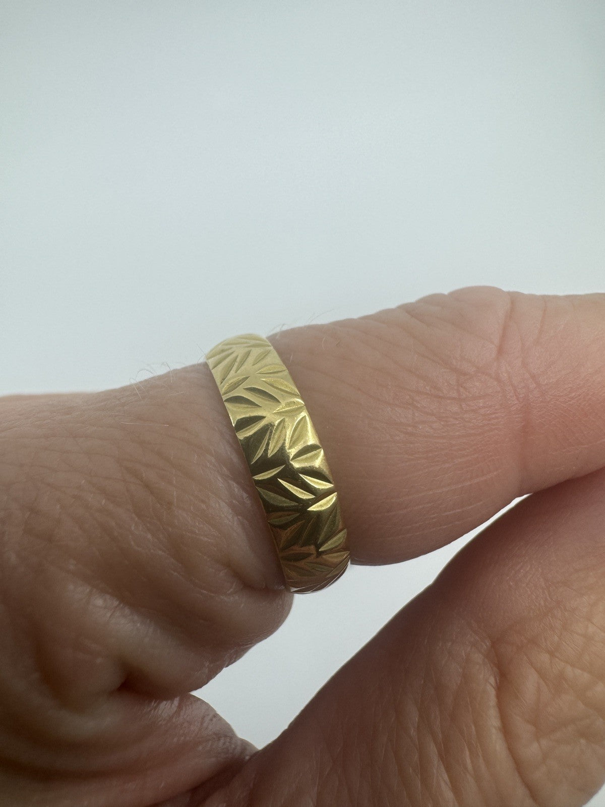 Vintage 18ct Gold Floral Leaf Engraved Full Band / Ring 750 Size N - O (1967)