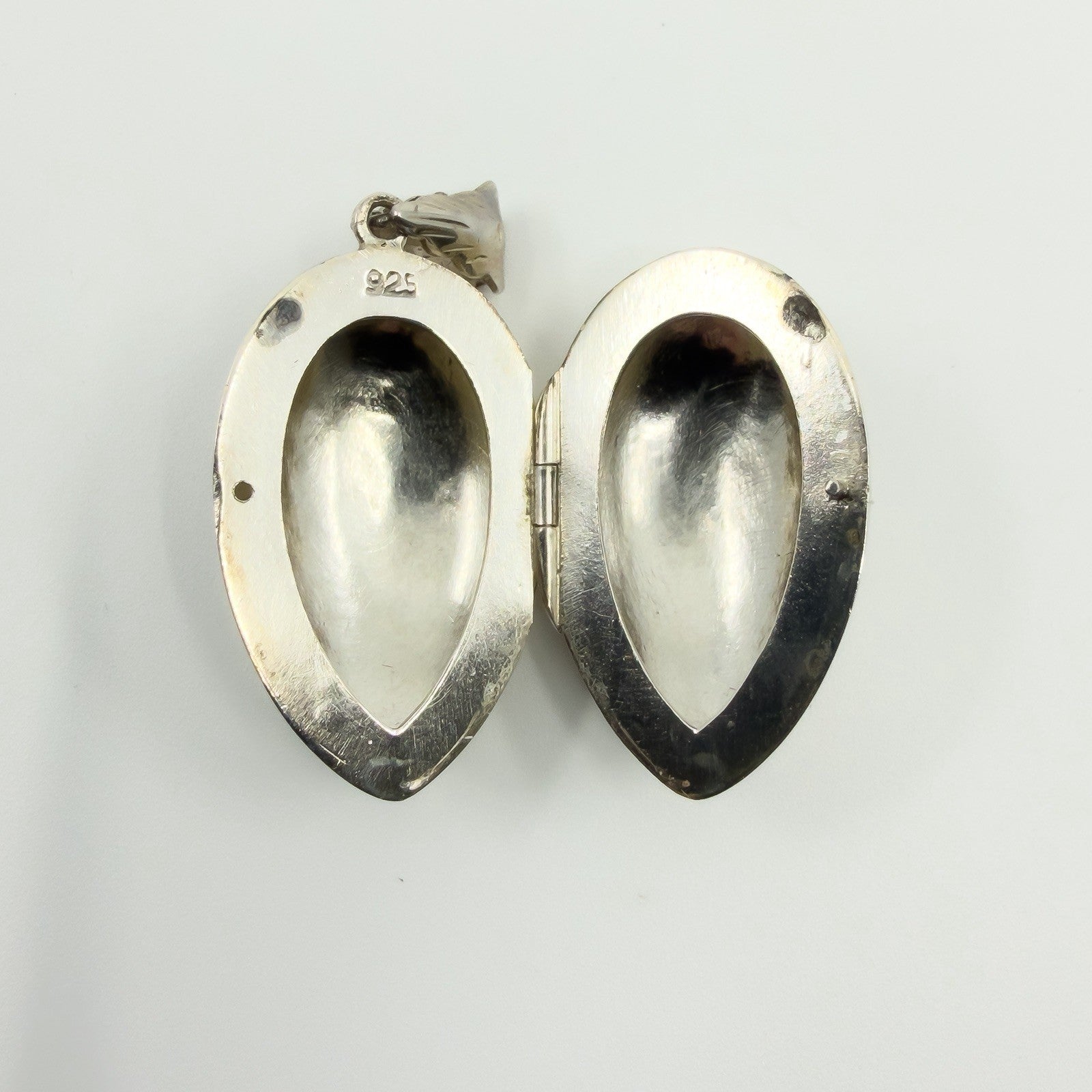 Chunky Vintage Sterling Silver Oval Foliate Engraved Photo Locket 925 (1996)