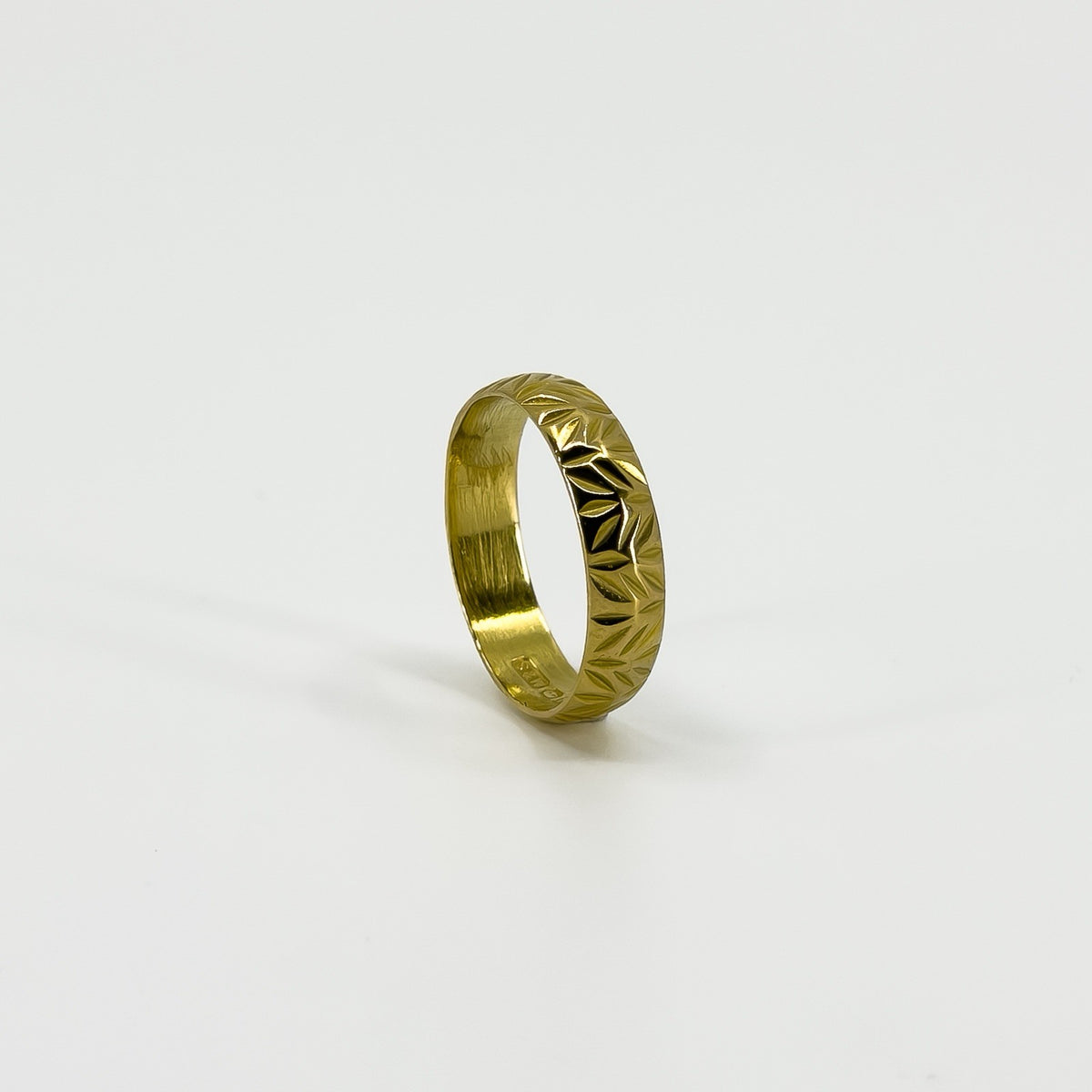 Vintage 18ct Gold Floral Leaf Engraved Full Band / Ring 750 Size N - O (1967)