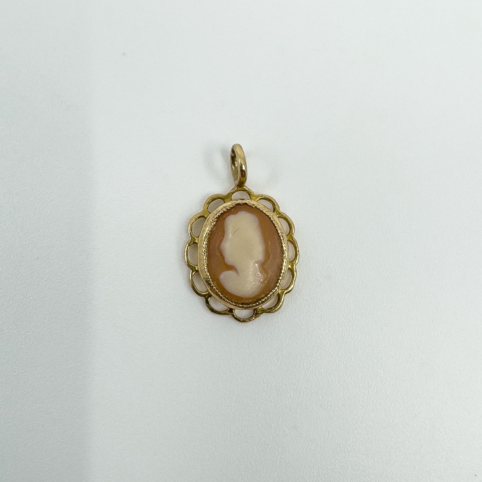Vintage 9ct Gold Small Oval Carved Shell Cameo Pendant 375 (Left Facing)