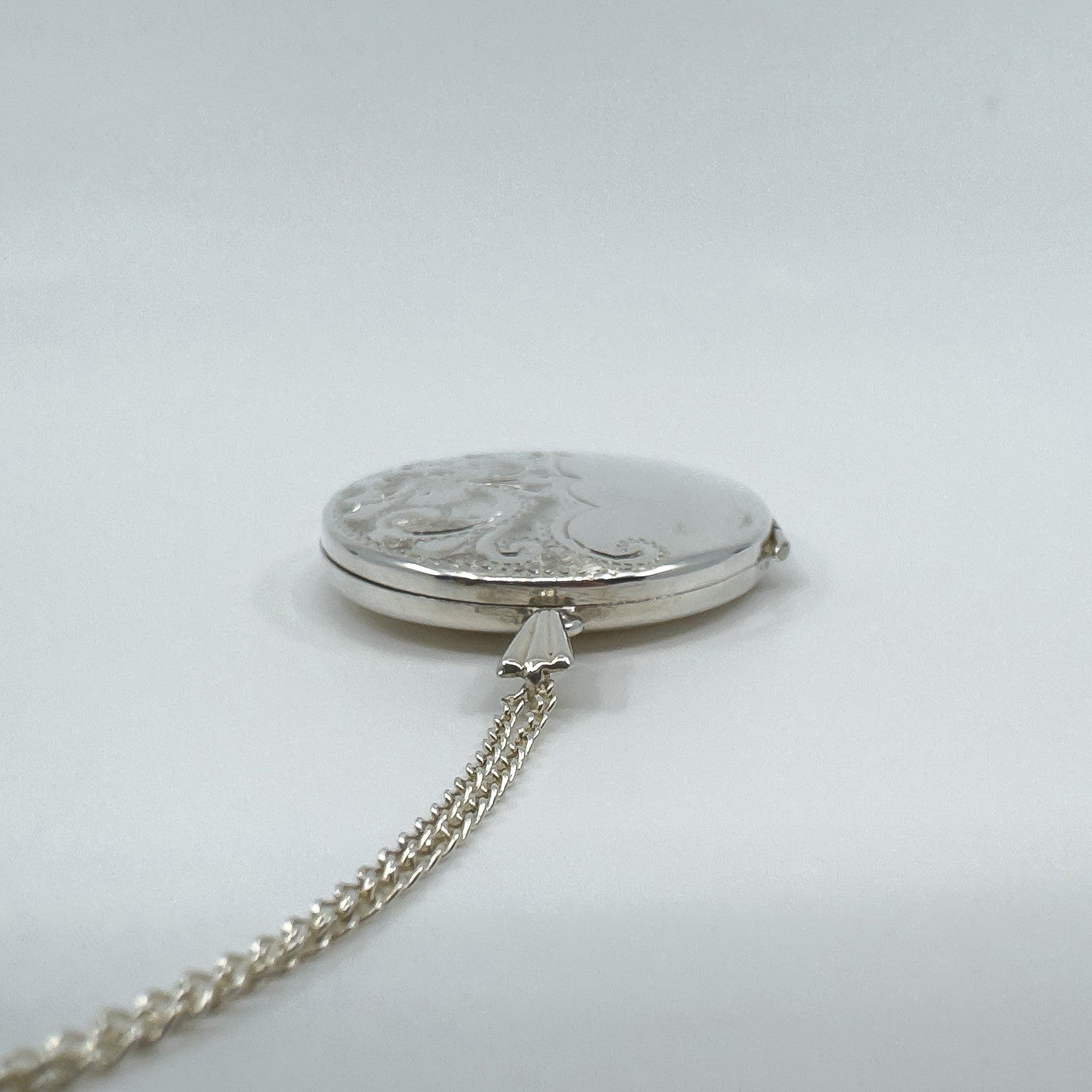 Vintage Sterling Silver Oval Engraved Photo Locket & 20” Curb Chain Necklace 925