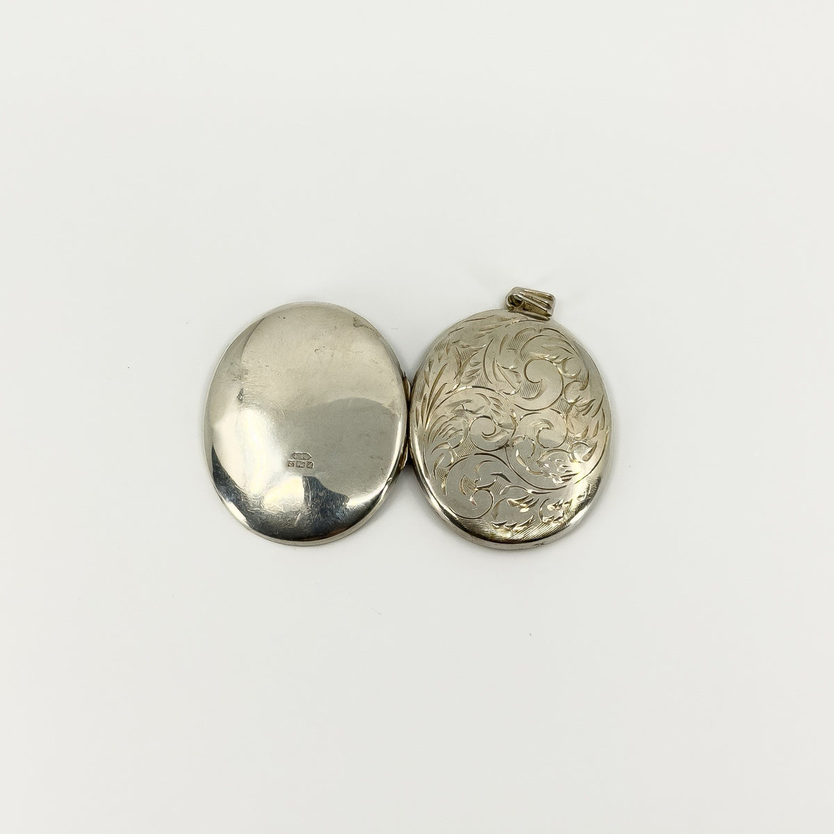 Vintage Sterling Silver Oval Floral Engraved Locket 925 (Birm 1975)