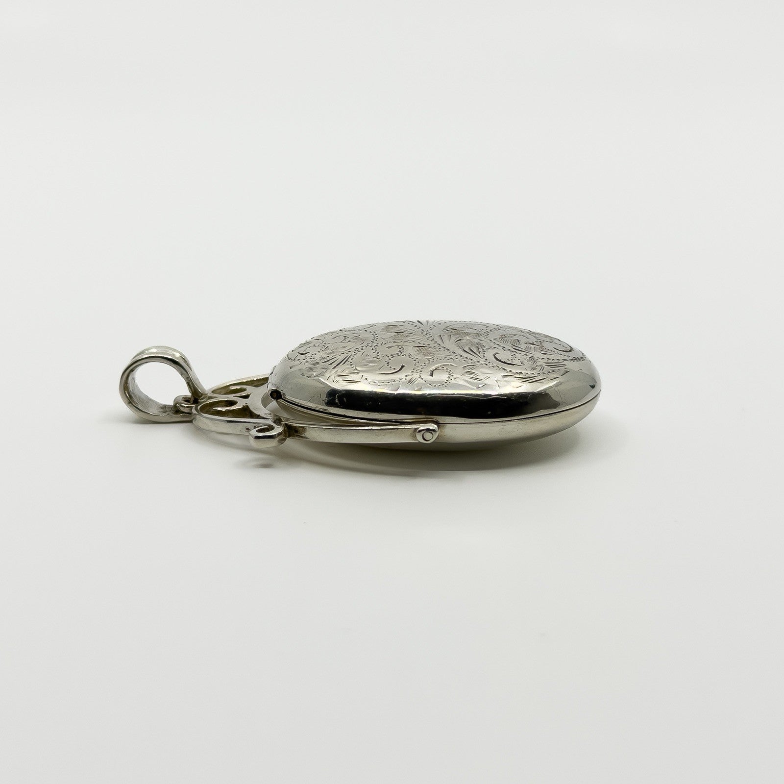 Vintage Sterling Silver Articulated Oval Foliate Engraved Locket 925 (Birm 1997)