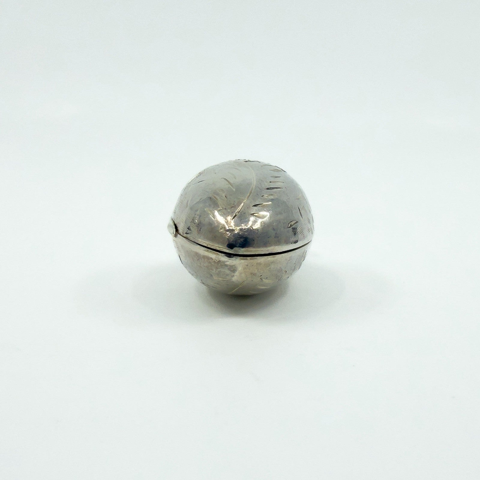 Chunky Vintage Sterling Silver Oval Foliate Engraved Photo Locket 925 (1996)