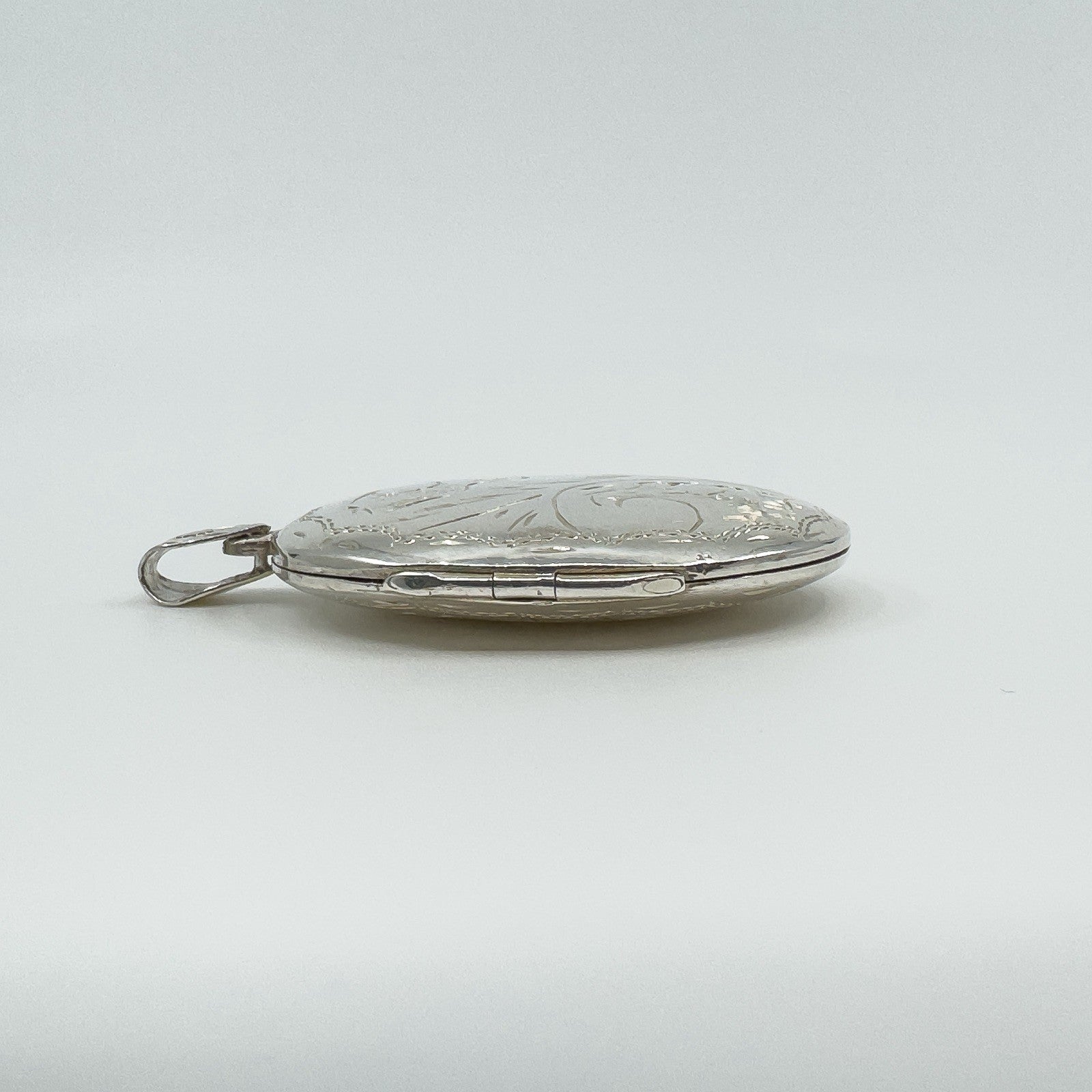 Vintage Oval Foliate Engraved Locket in Sterling Silver 925 (1993)