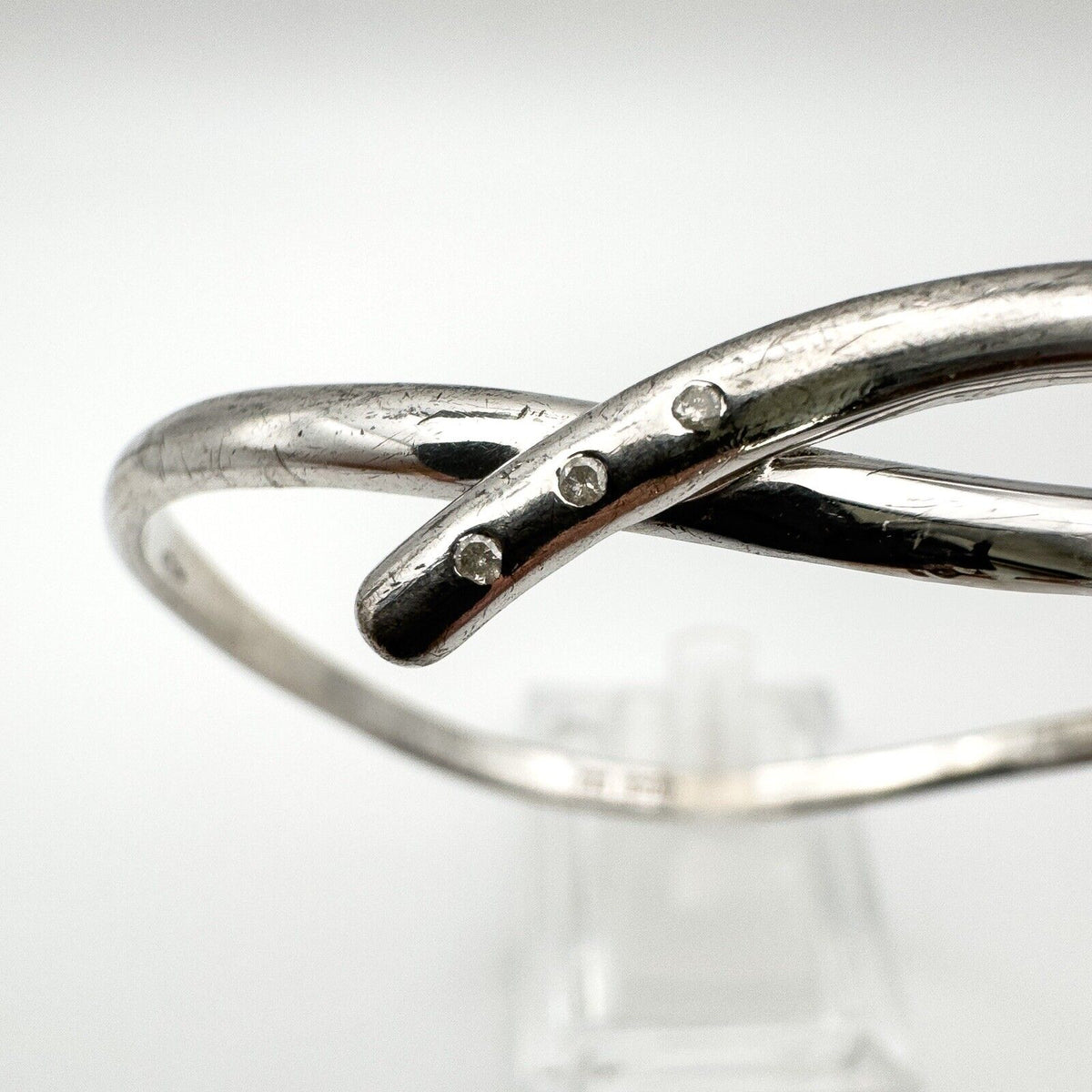 Hot Diamonds Wavey Trilogy 0.03ct Diamond Bangle in Sterling Silver 925