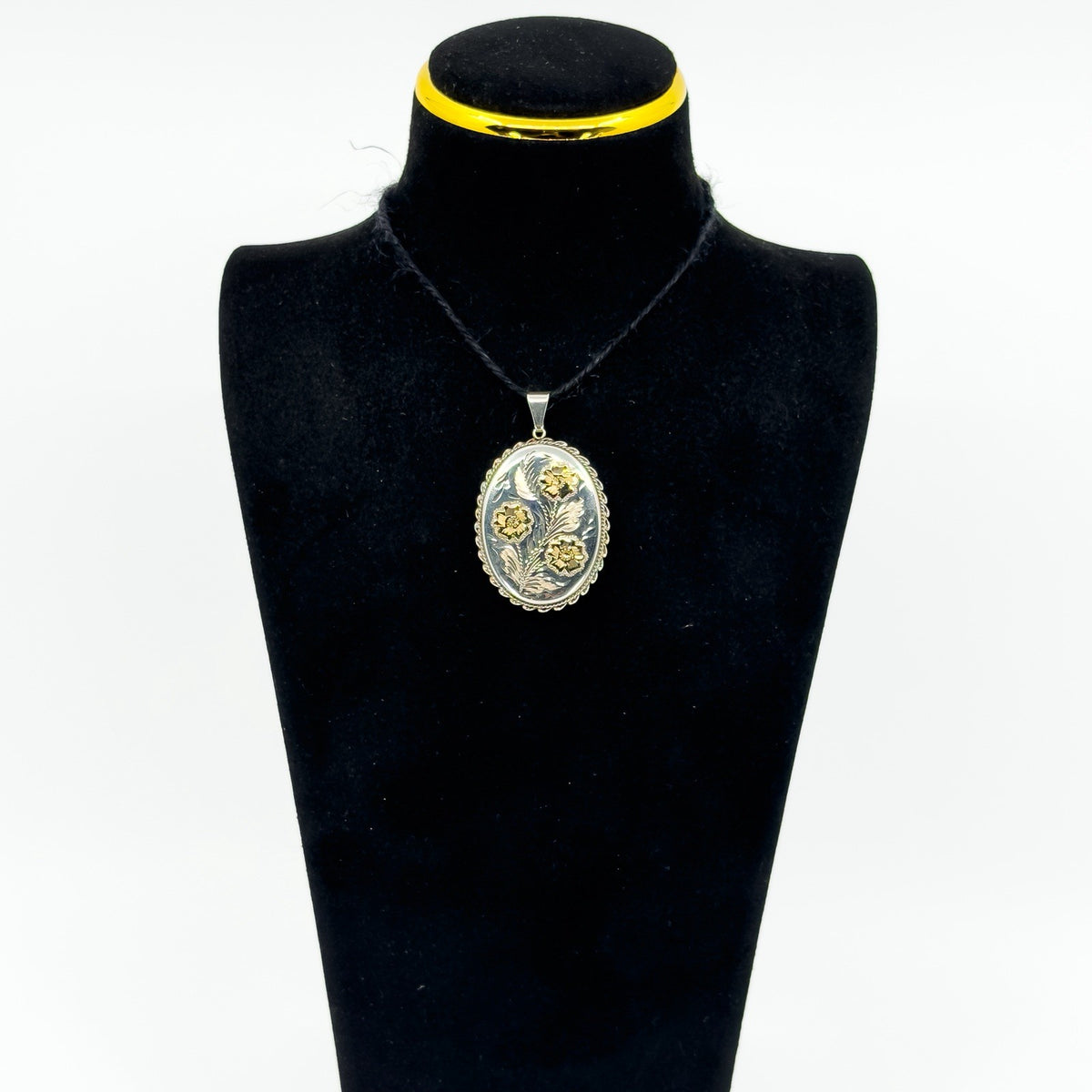 Vintage Sterling Silver & Yellow Gold Oval Foliate Engraved Floral Locket 925