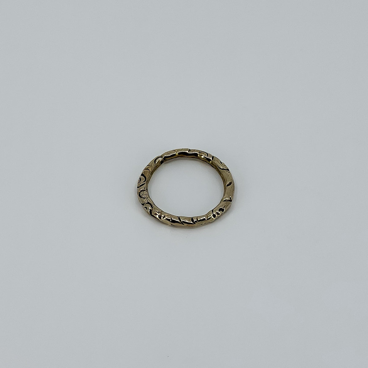 Small Antique 15.9mm Georgian 14ct Gold Engraved Chased Spilt Ring 585