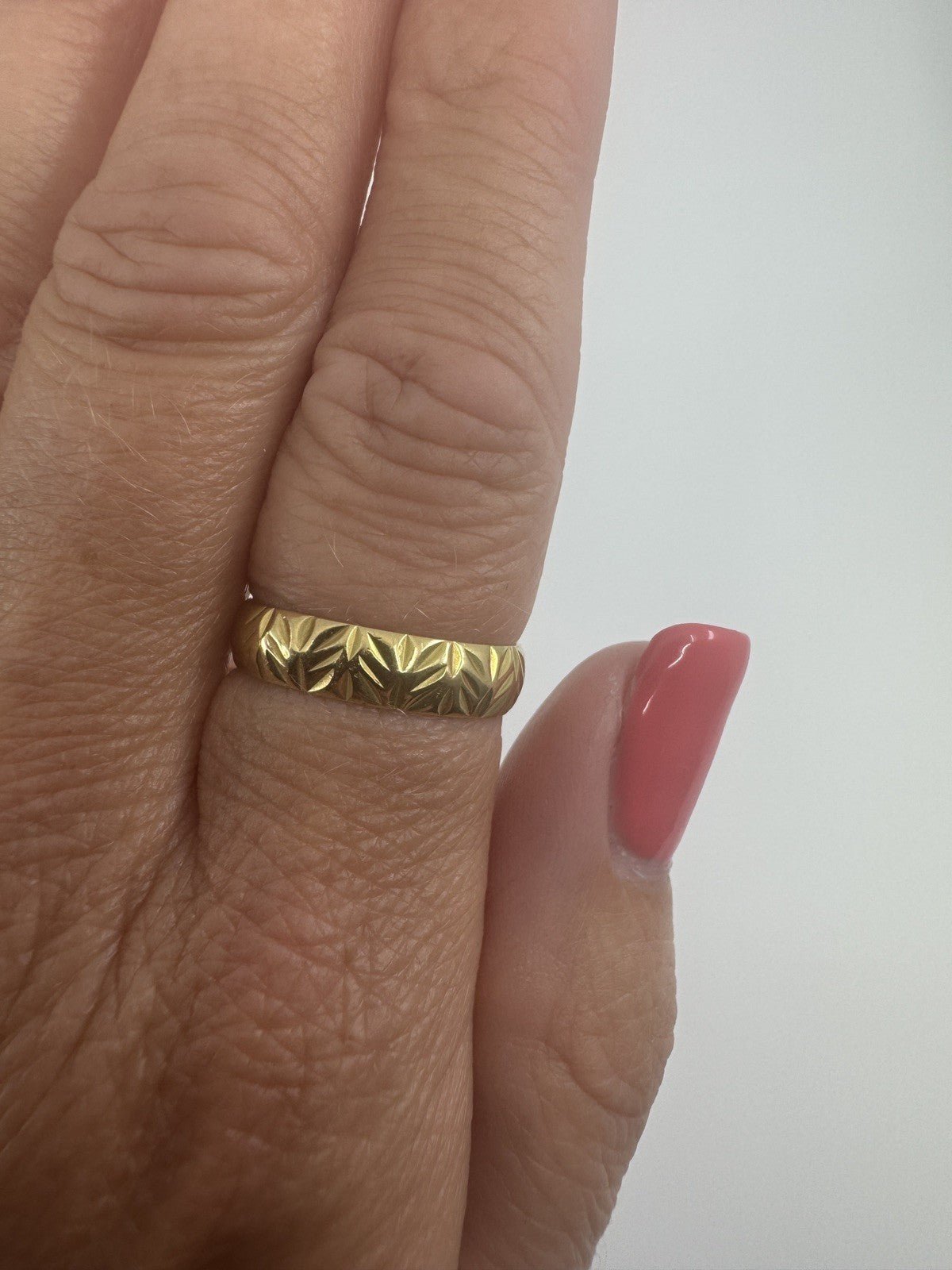 Vintage 18ct Gold Floral Leaf Engraved Full Band / Ring 750 Size N - O (1967)
