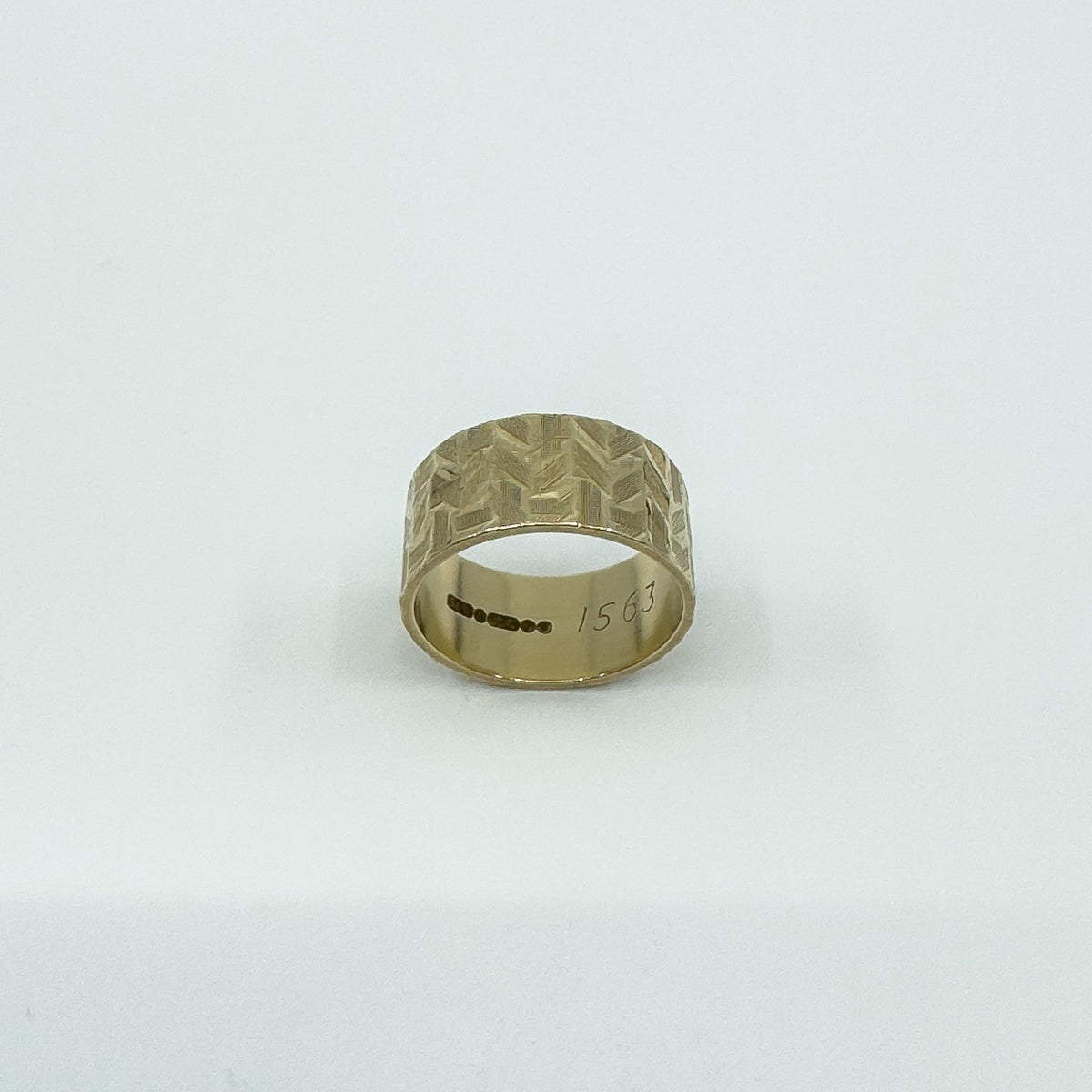 Vintage 9ct Gold Wide Chevron Engraved Full Band Ring 375 Size L (London 1972)