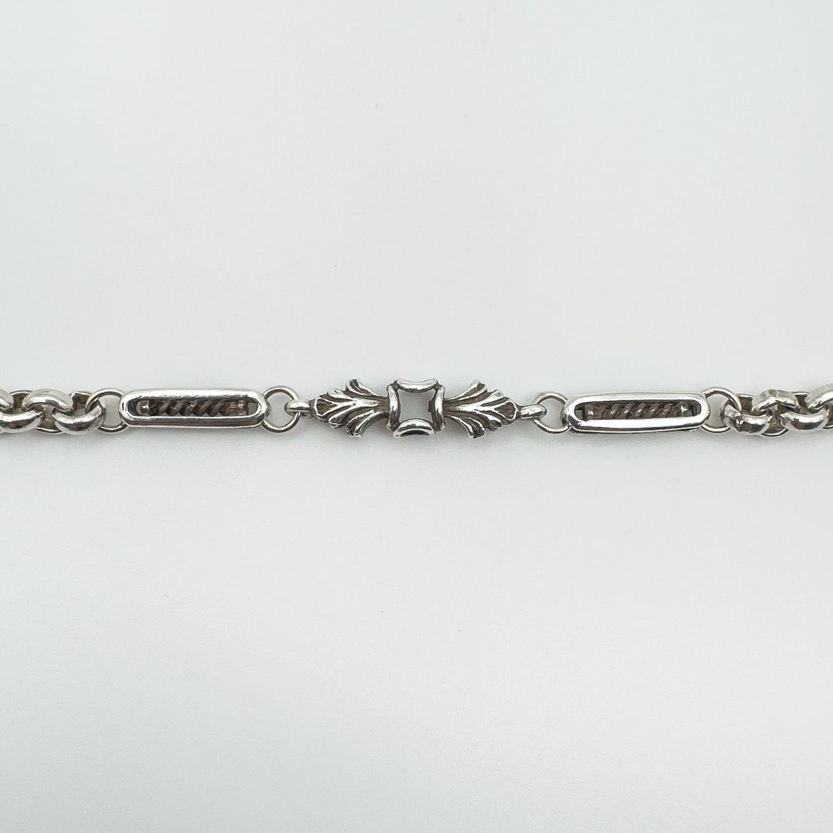 Detailed Fleur De Lys design link in sterling silver on vintage chain