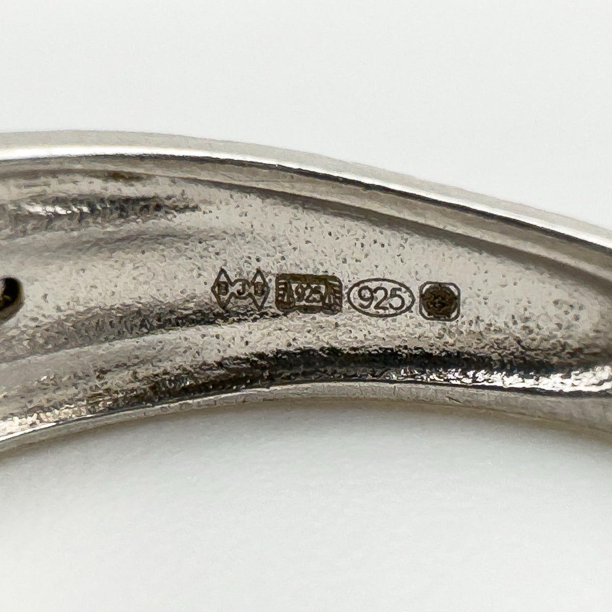 Close-up of Sheffield hallmark, BJB maker’s mark, and 925 stamp inside the ring