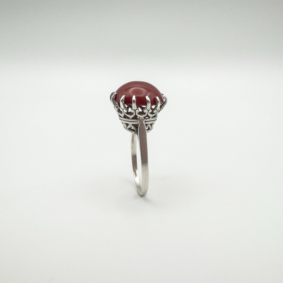 Vintage silver ring with prong-set 8.5ct round carnelian stone