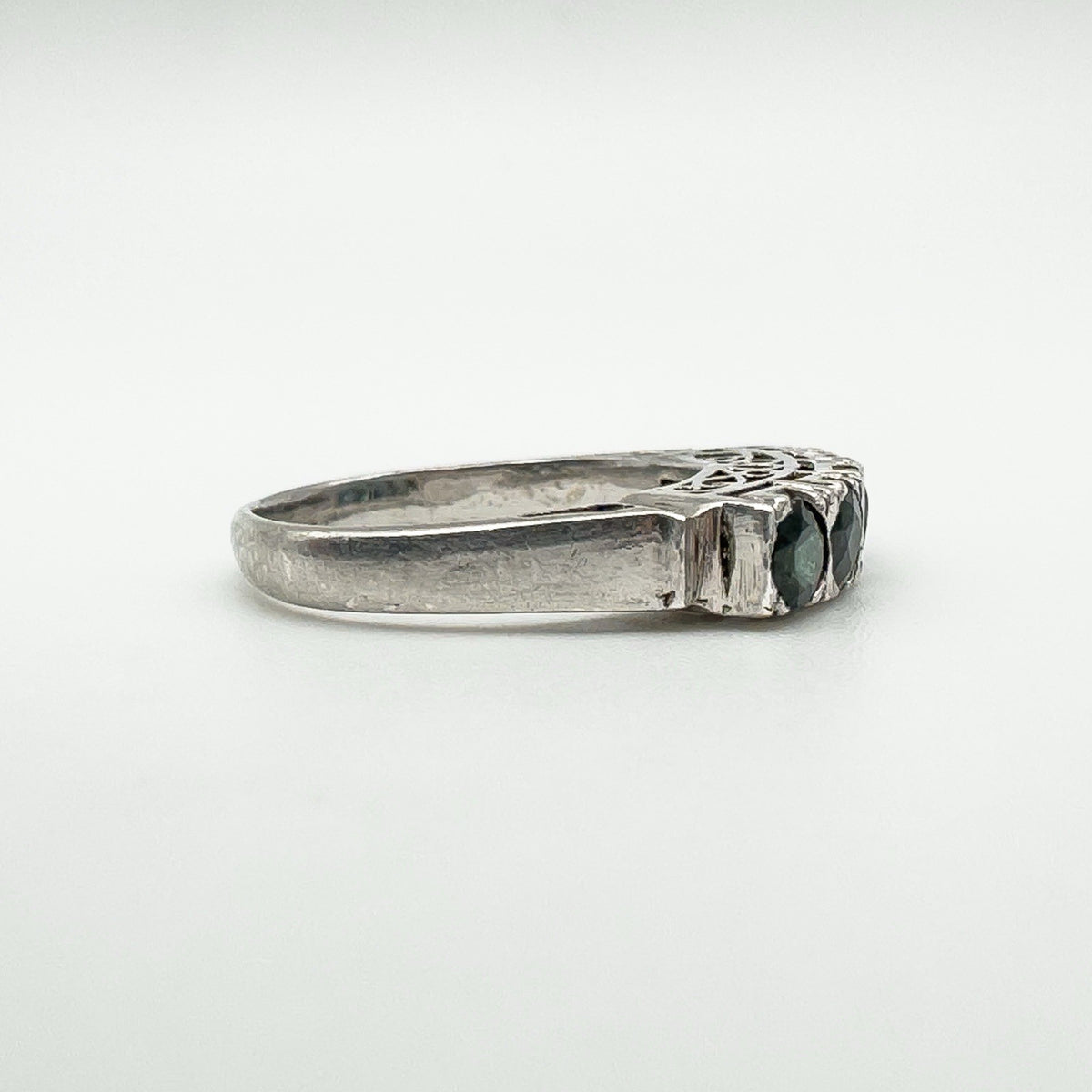 Side of ring showing sapphire setting height and smooth band curve