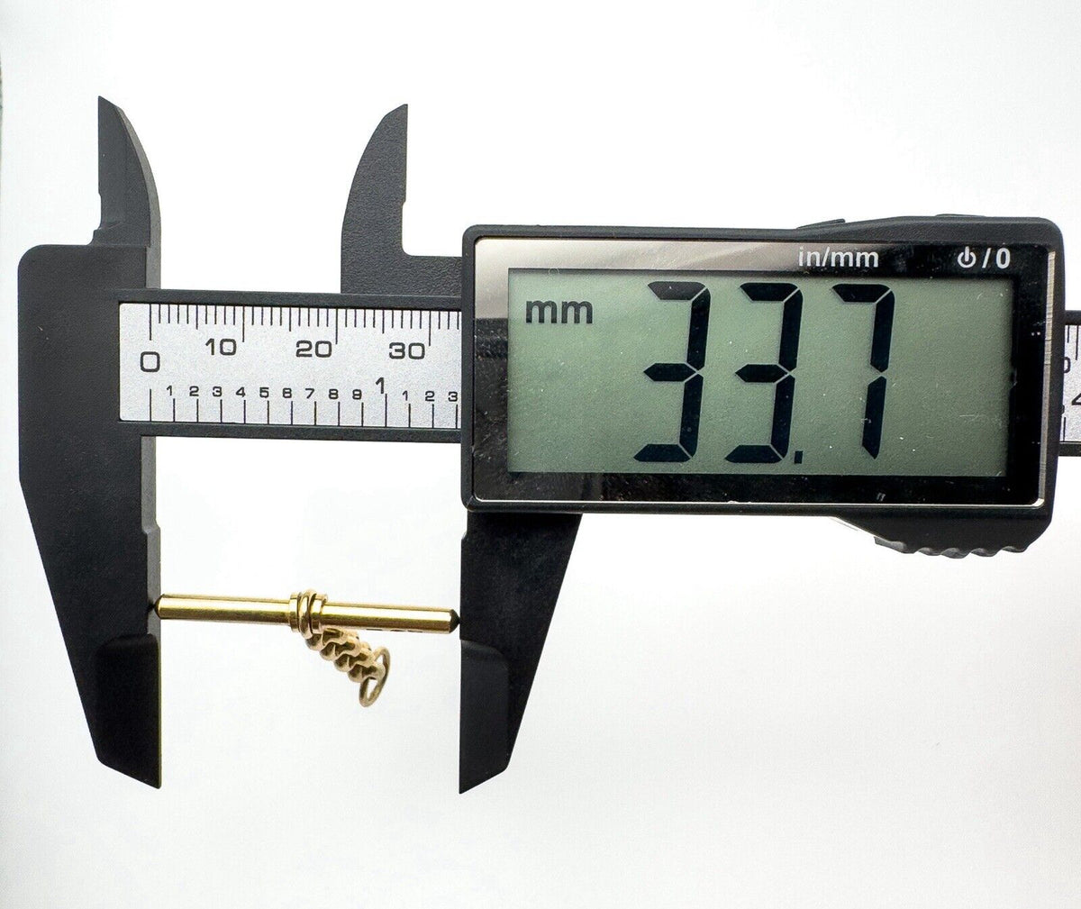 Measurement of 9ct gold T-bar pendant showing approx. 33.7mm width