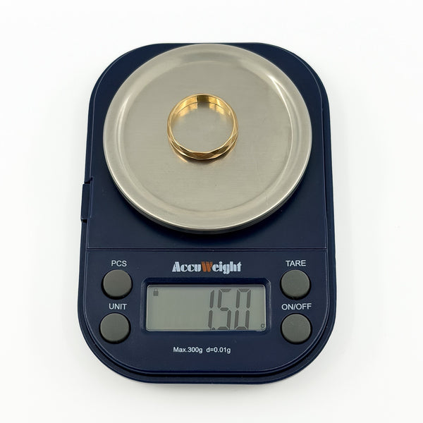 Vintage 18ct rose gold faceted band ring shown on scales weighing approximately 1.50g.