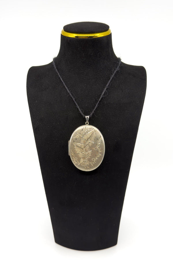 Large Vintage Sterling Silver Oval Floral Engraved Locket 925 (Birm 1973)