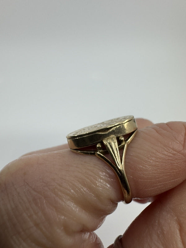 Vintage 9ct Gold Engraved Secret Locket Ring 375 Size O (Birmingham 1975)