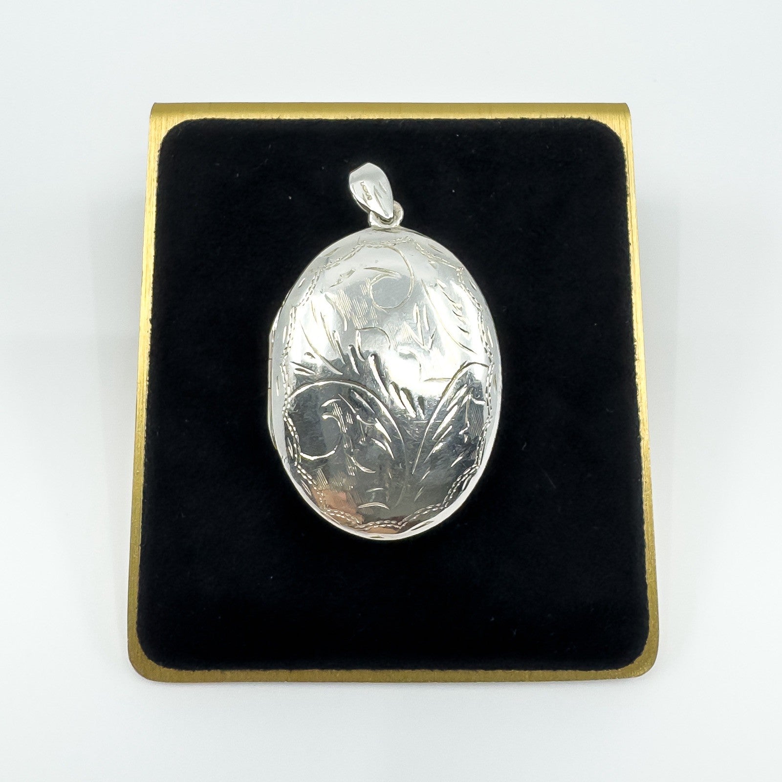 Vintage Oval Foliate Engraved Locket in Sterling Silver 925 (1993)
