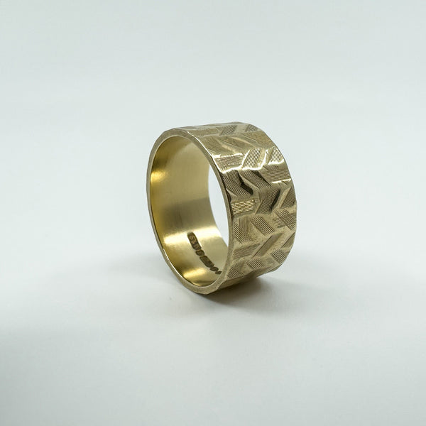 Vintage 9ct Gold Wide Chevron Engraved Full Band Ring 375 Size L (London 1972)