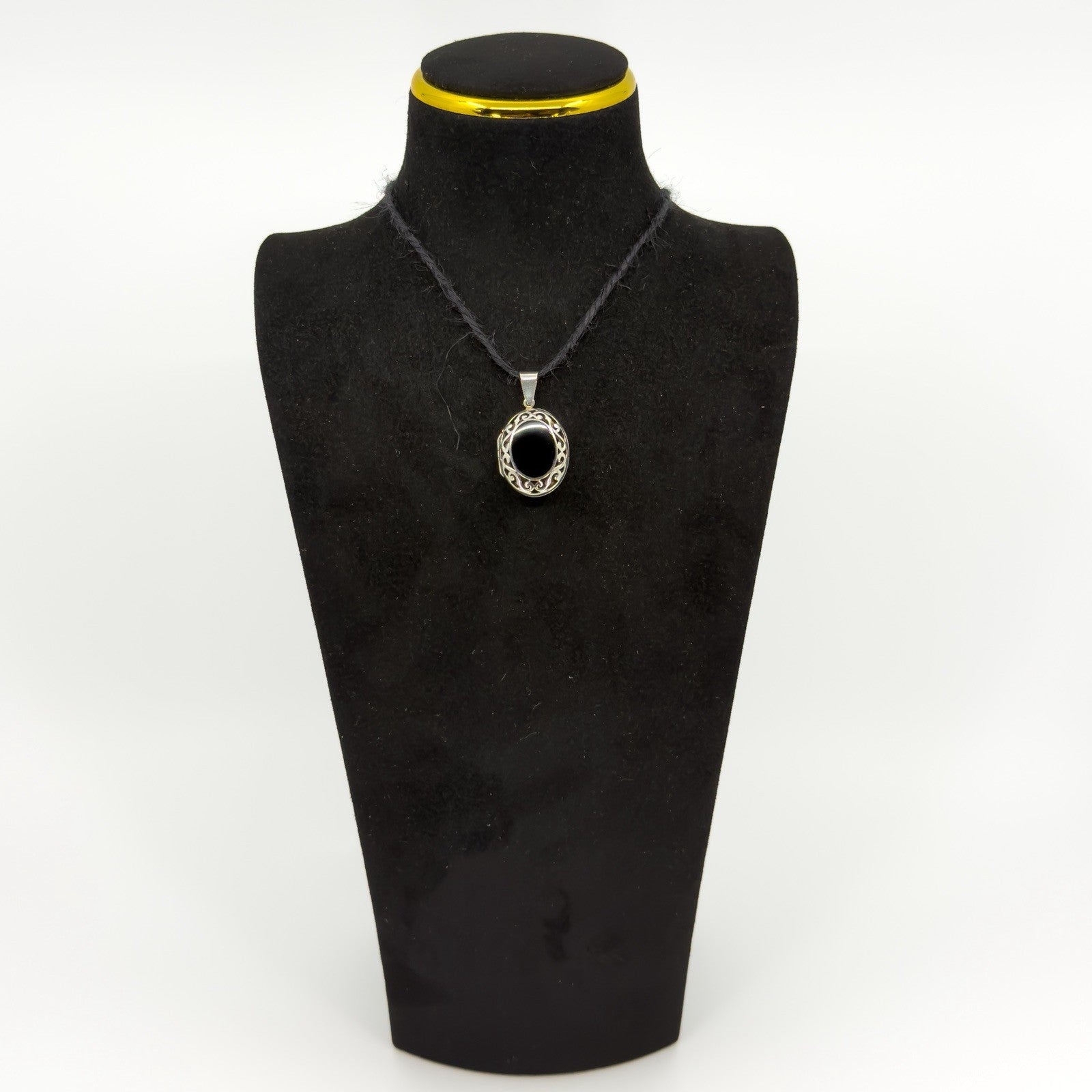 Chunky Vintage Sterling Silver Oval Black Onyx Engraved Locket 925