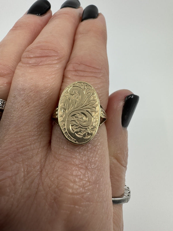 Vintage 9ct Gold Engraved Secret Locket Ring 375 Size O (Birmingham 1975)