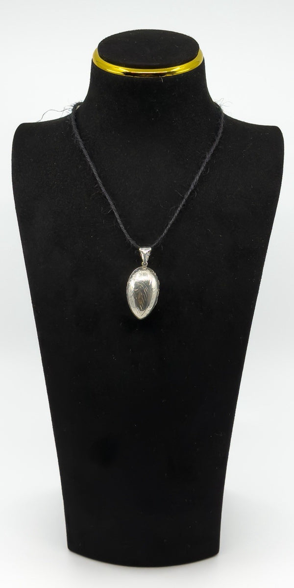 Chunky Vintage Sterling Silver Oval Foliate Engraved Photo Locket 925 (1996)