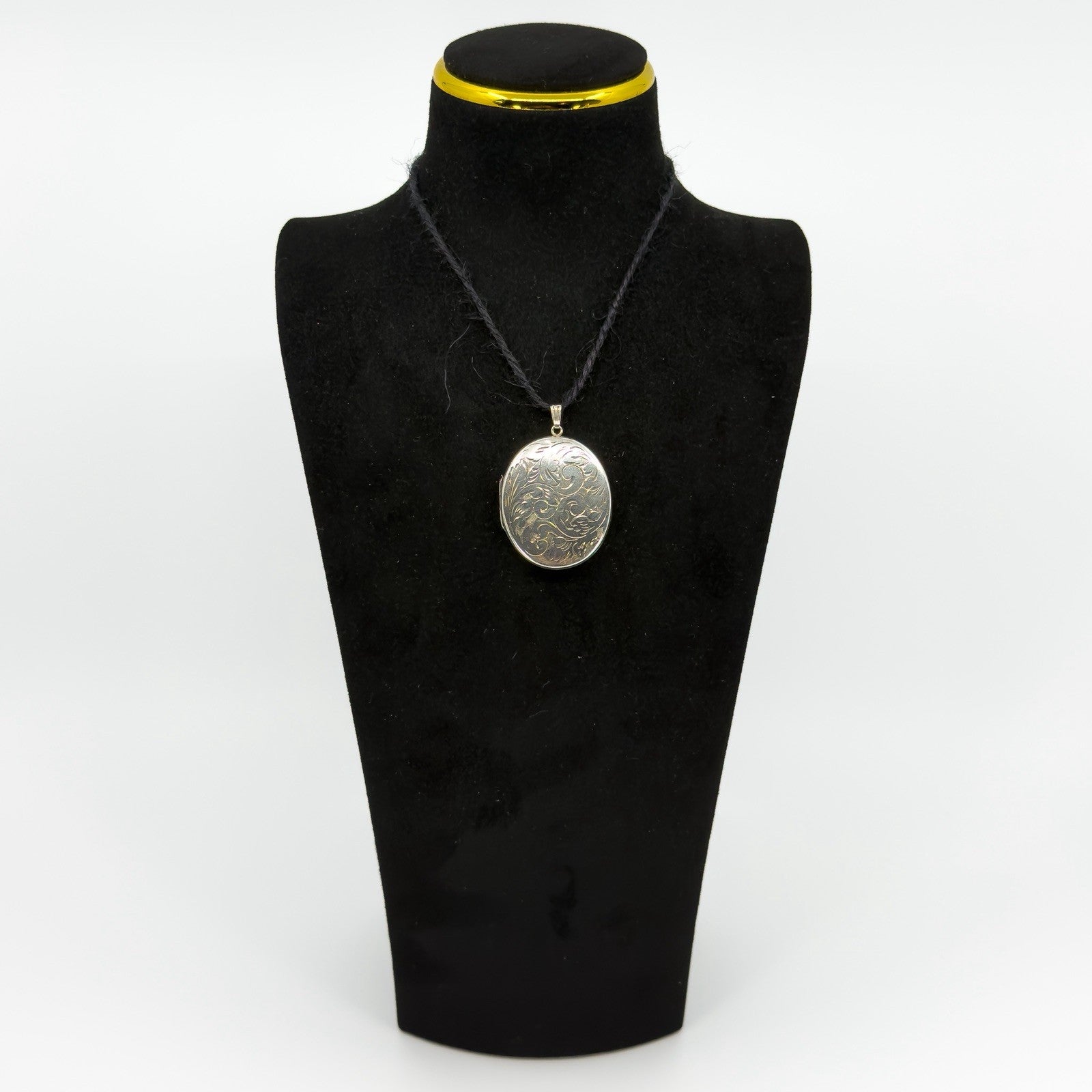 Vintage Sterling Silver Oval Floral Engraved Locket 925 (Birm 1975)