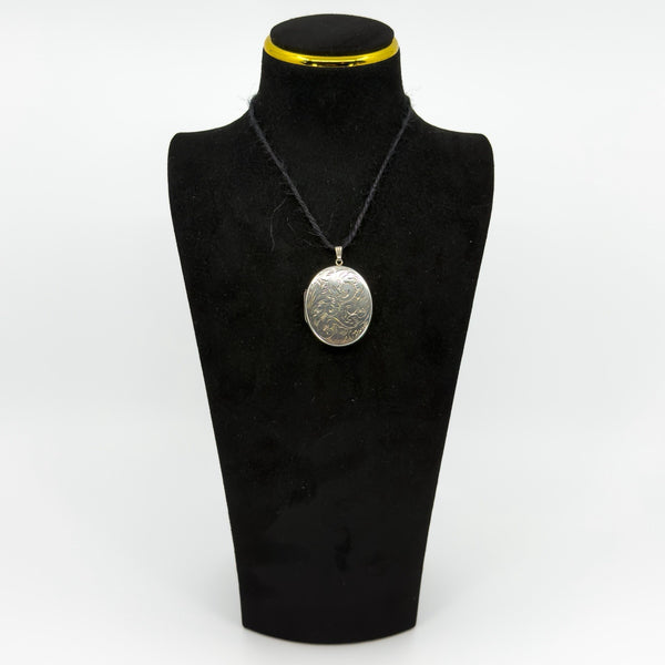 Vintage Sterling Silver Oval Floral Engraved Locket 925 (Birm 1975)