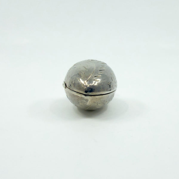 Chunky Vintage Sterling Silver Oval Foliate Engraved Photo Locket 925 (1996)